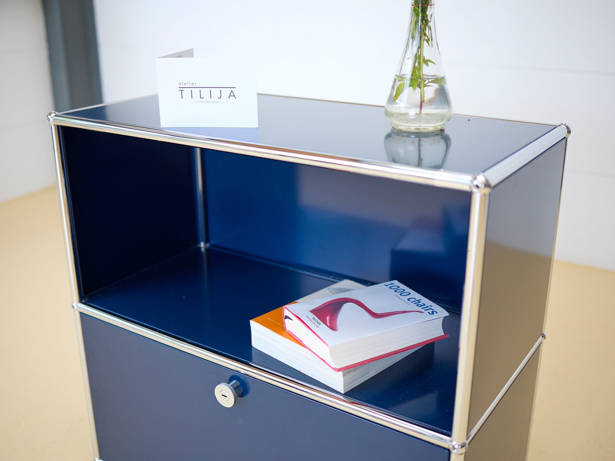 USM Haller Sideboard Occasion in Stahlblau mit einer Klapptüre und einem offenen Fach (oben). Modularer Schweizer Designklassiker im gepflegten Vintage-Zustand bei atelier TILIJA.