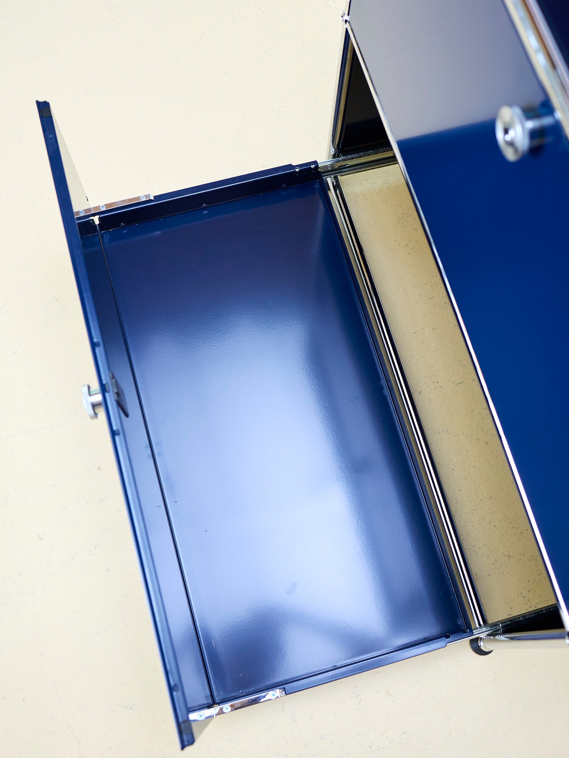 USM Haller Highboard in Stahlblau