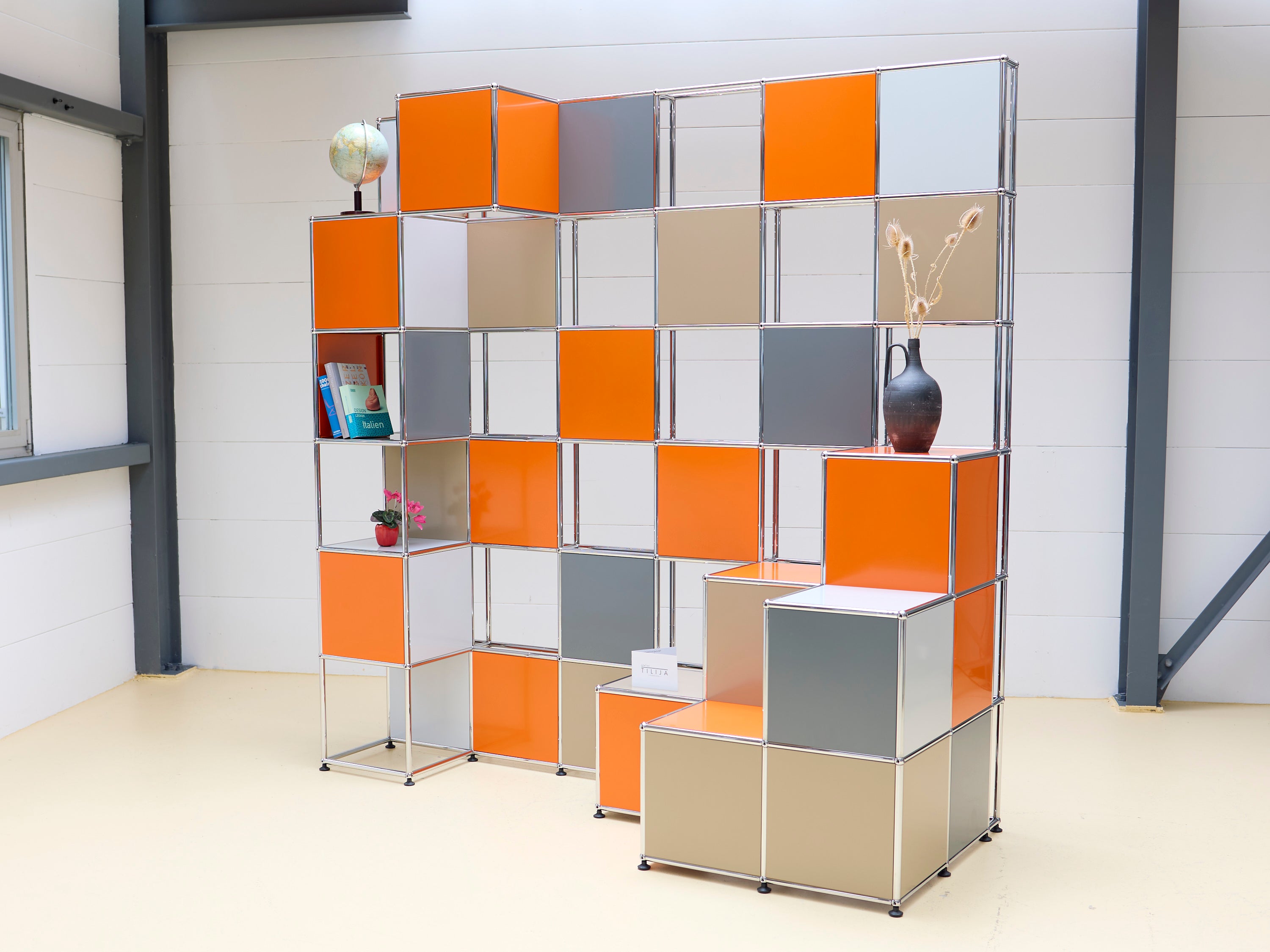 USM Haller Trennwand, Regal, Sitzbank