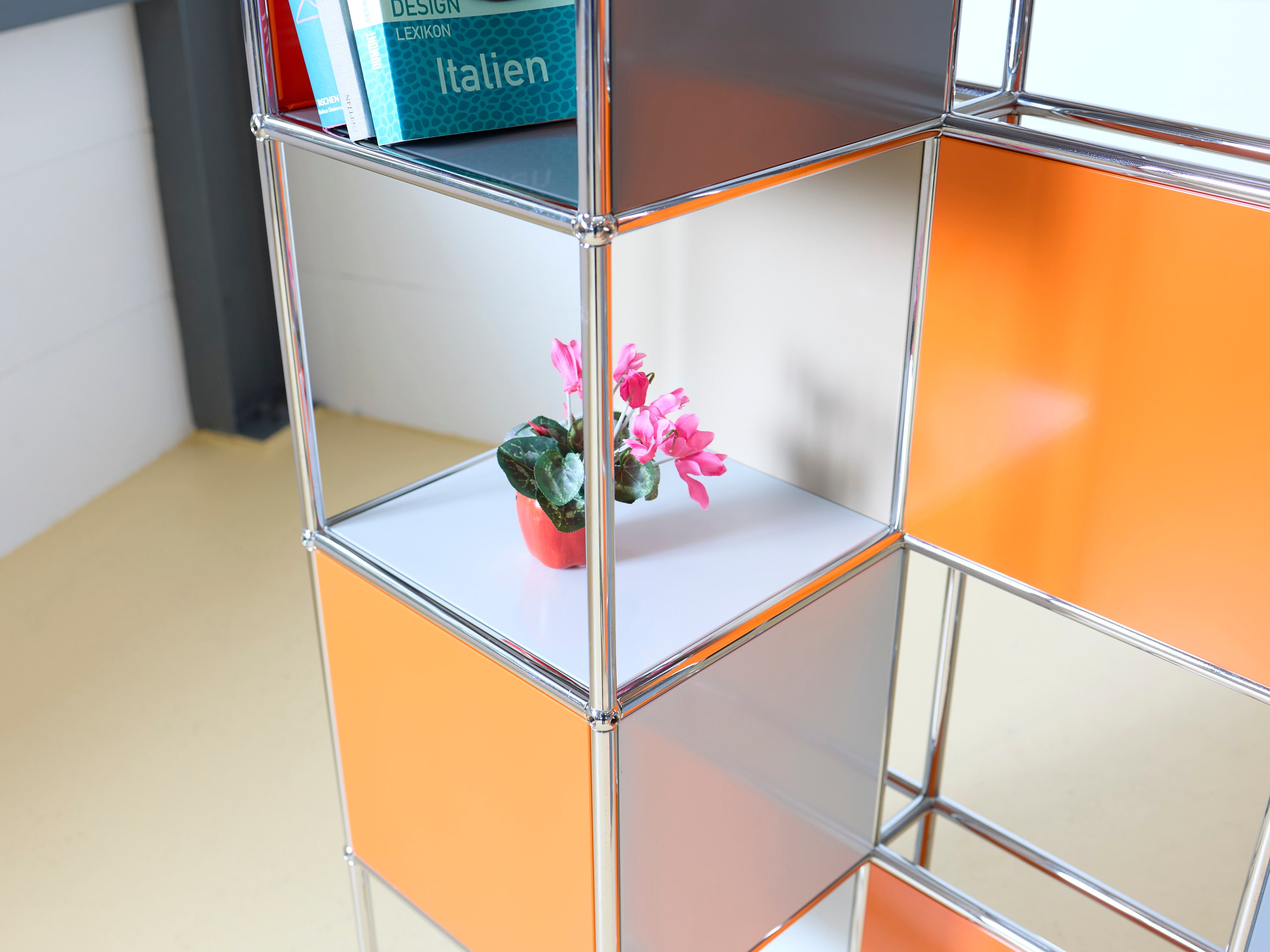 USM Haller Trennwand, Regal, Sitzbank