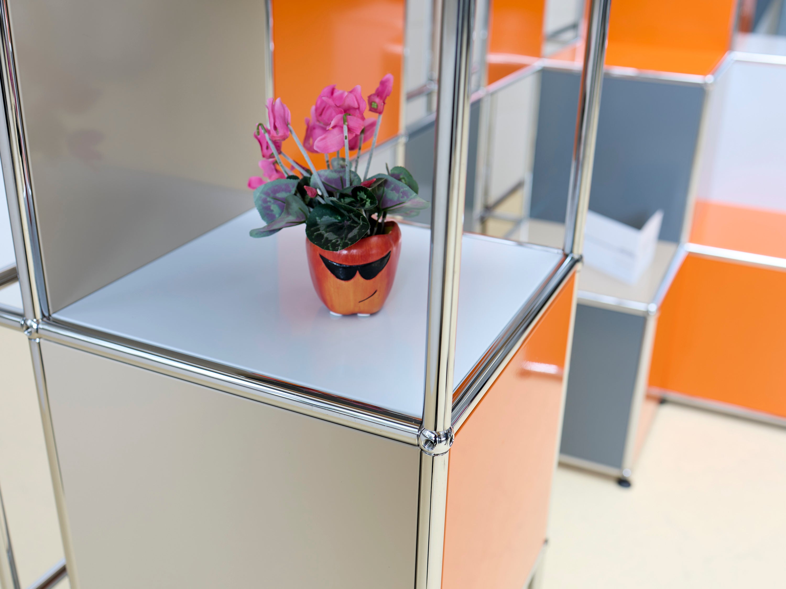 USM Haller Trennwand, Regal, Sitzbank