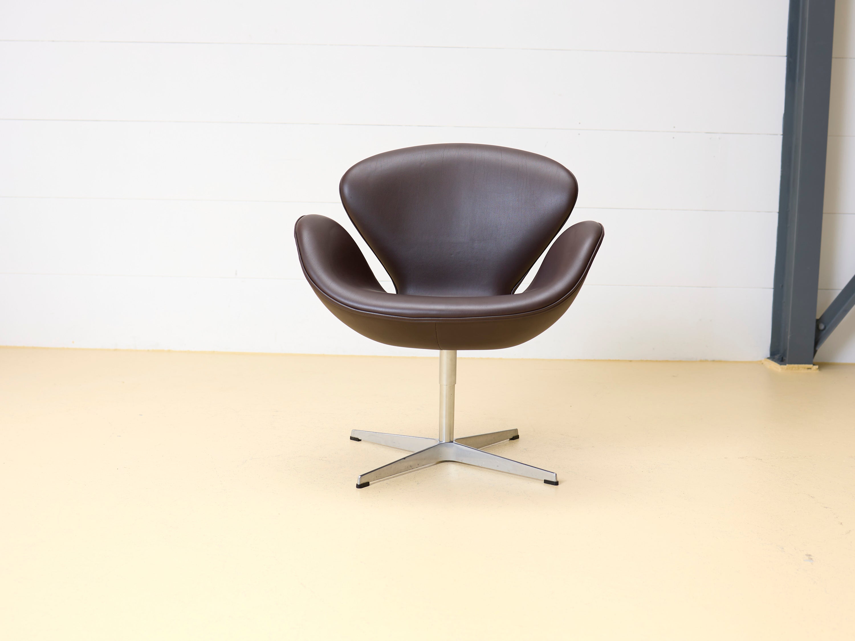 Arne Jacobsen Sessel, Fritz Hansen Swan (Dunkelbraun)