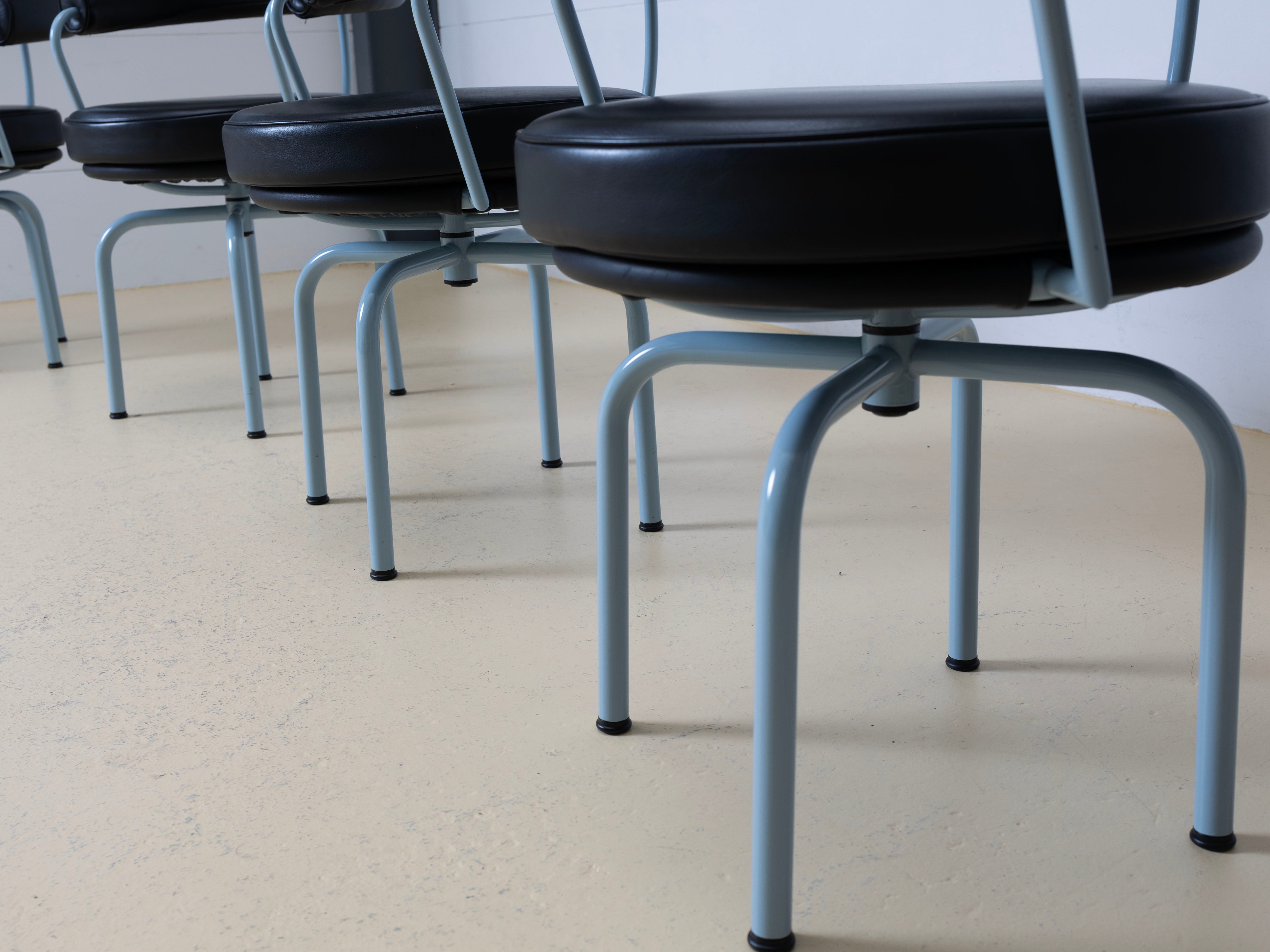 Le Corbusier Bauhaus Set: Tisch & Stühle LC7 von Cassina