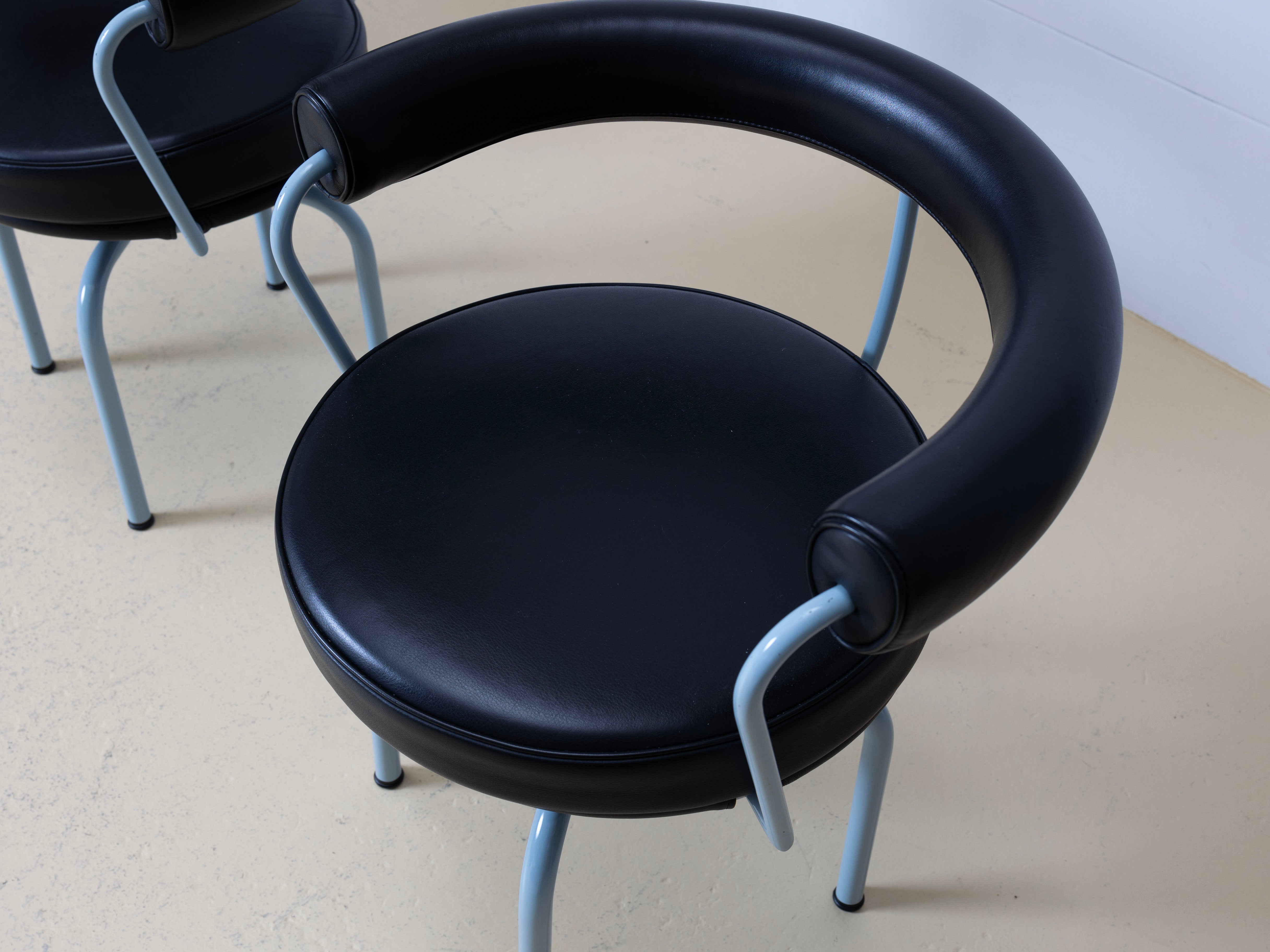 Le Corbusier Bauhaus Set: Tisch & Stühle LC7 von Cassina