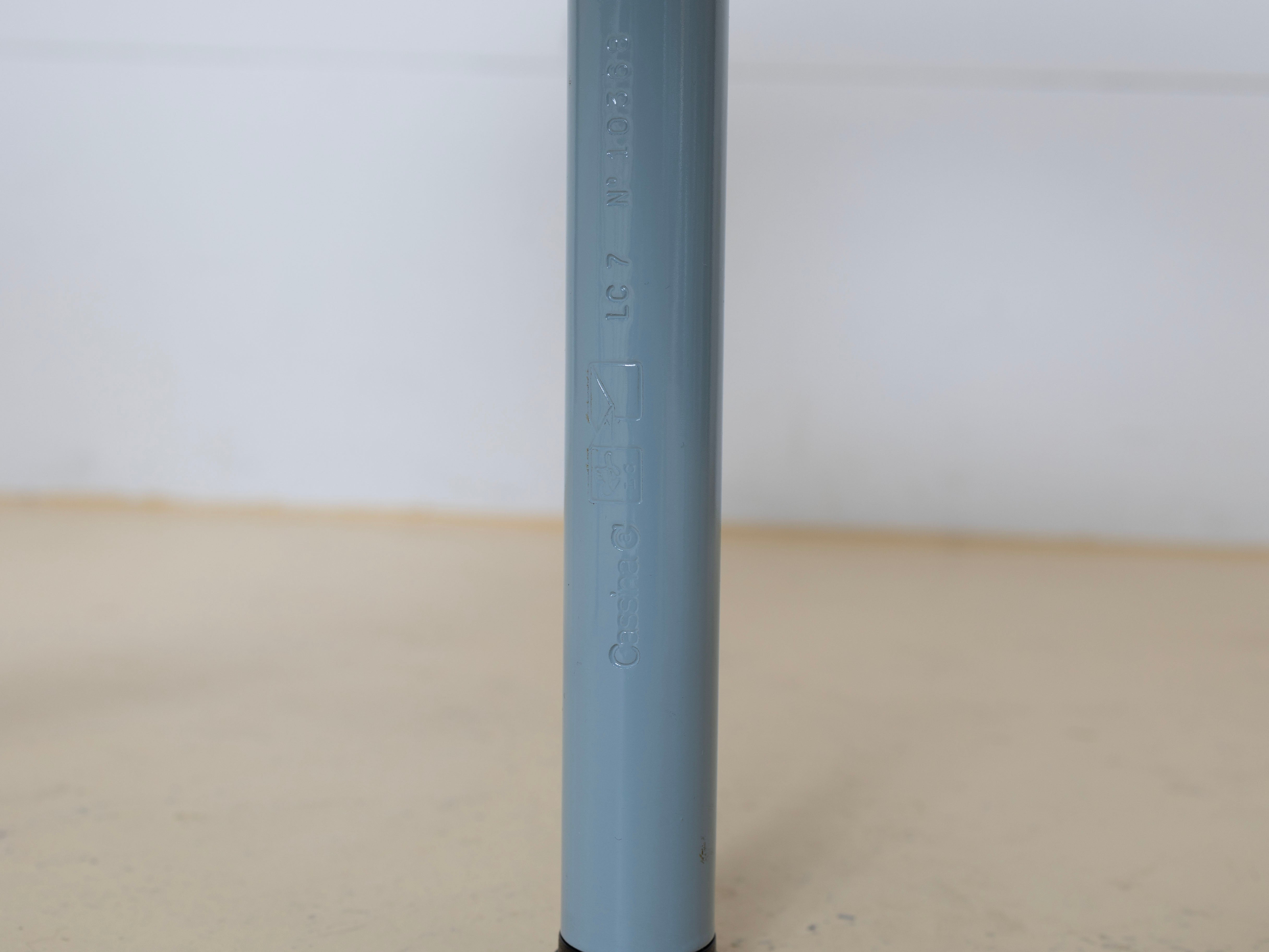 Le Corbusier Bauhaus Set: Tisch & Stühle LC7 von Cassina