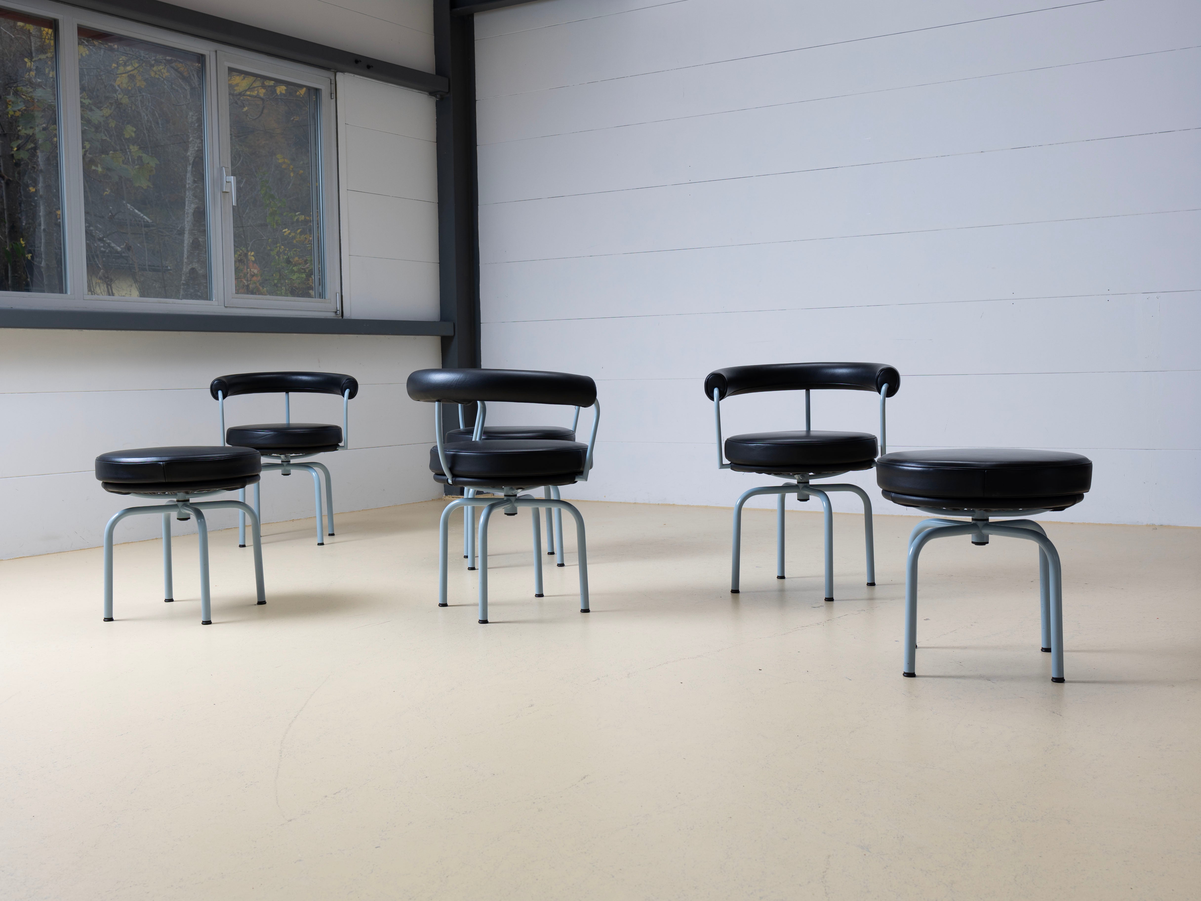 Bauhaus Stühle & Hocker von Corbusier LC7, Cassina
