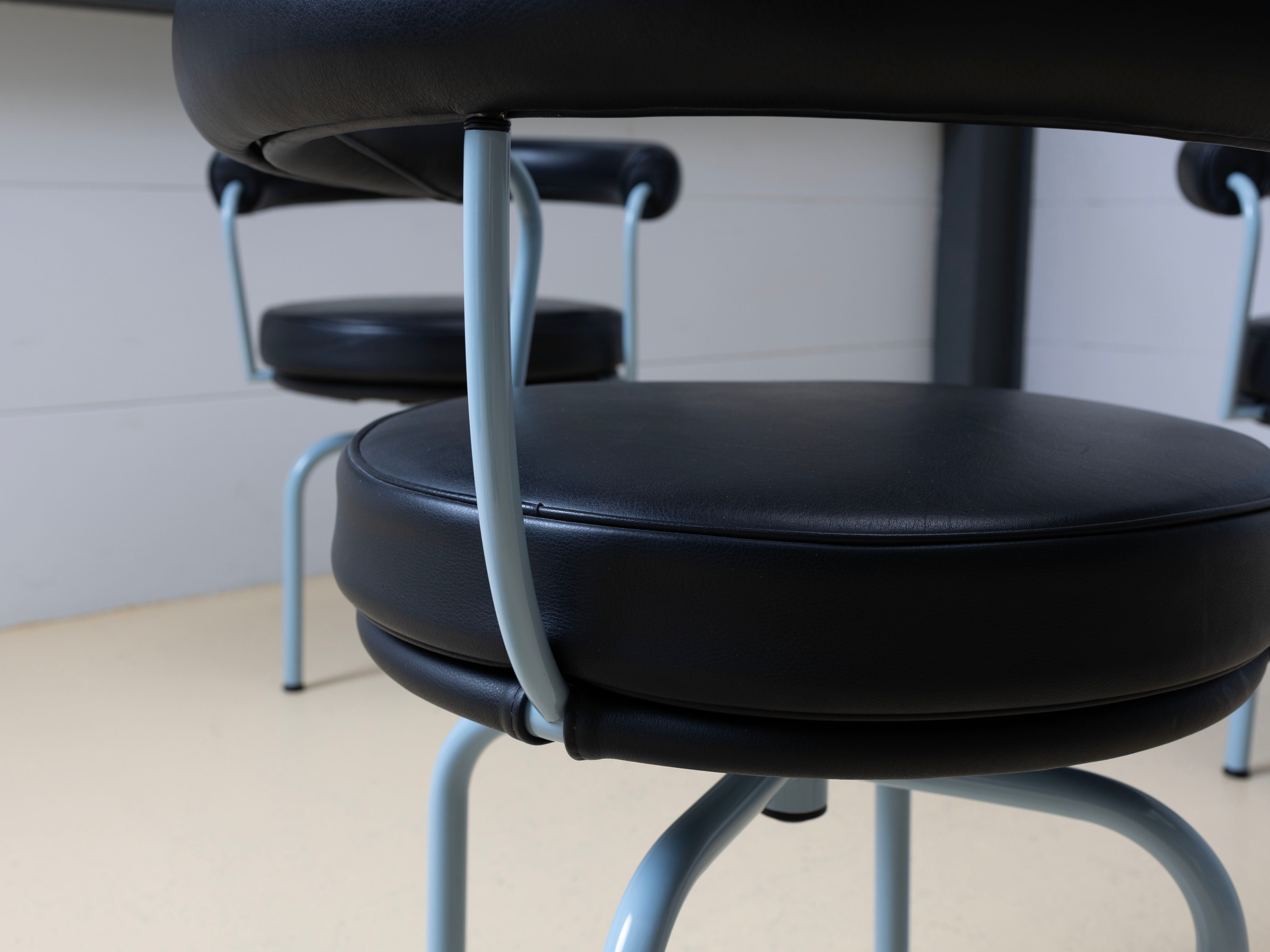 Bauhaus Stühle & Hocker von Corbusier LC7, Cassina