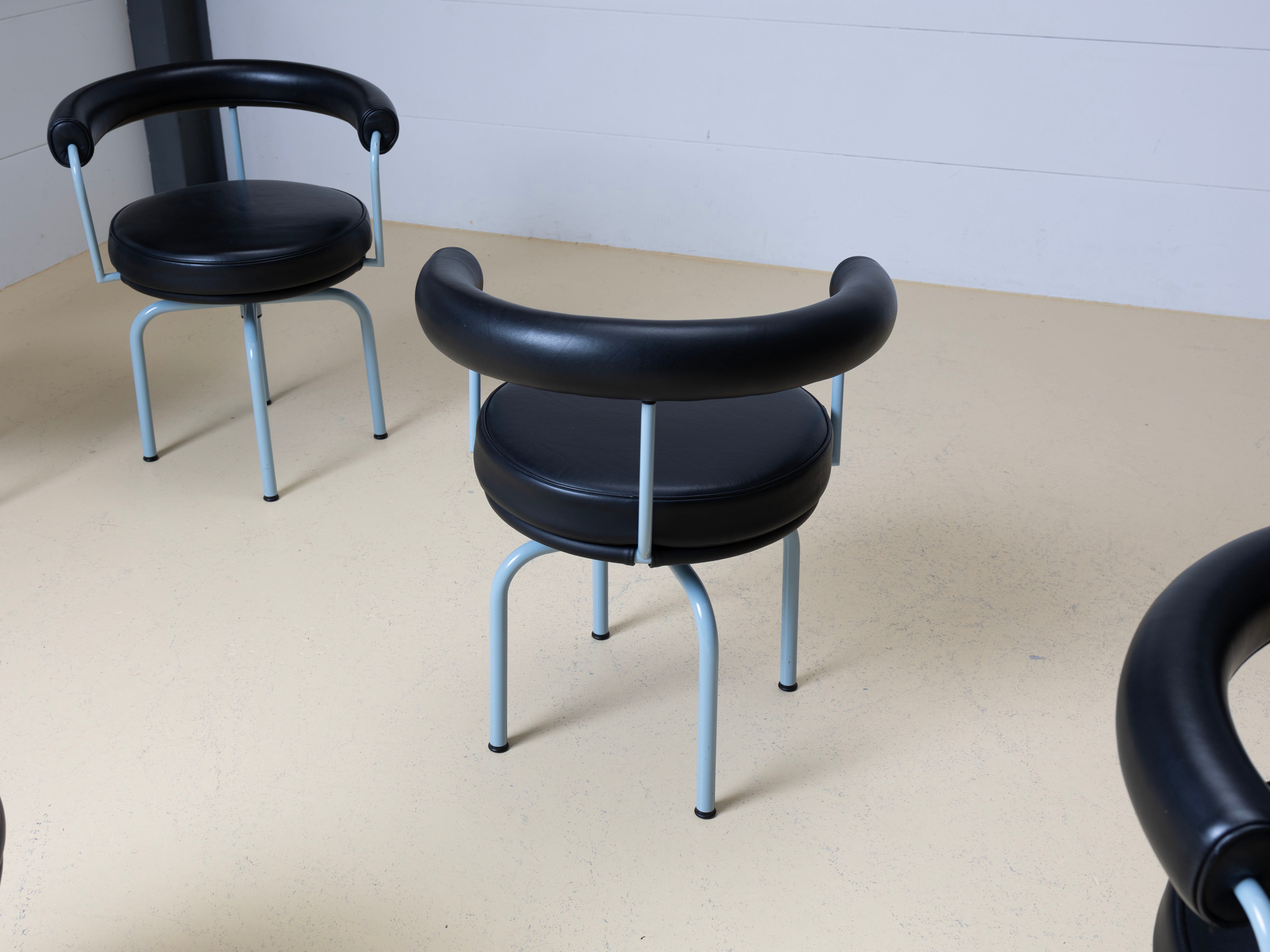 Bauhaus Stühle & Hocker von Corbusier LC7, Cassina