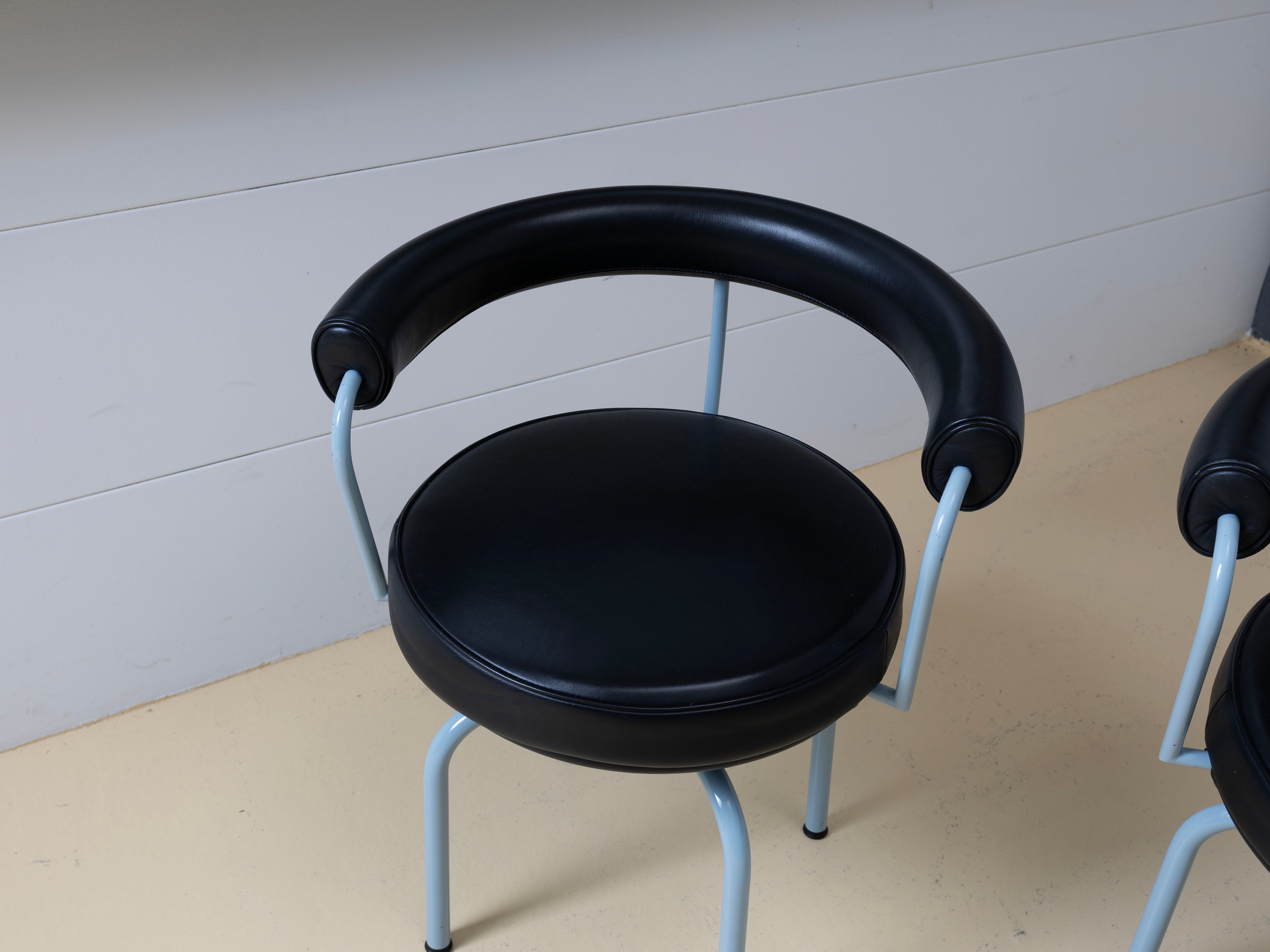 Bauhaus Stühle & Hocker von Corbusier LC7, Cassina