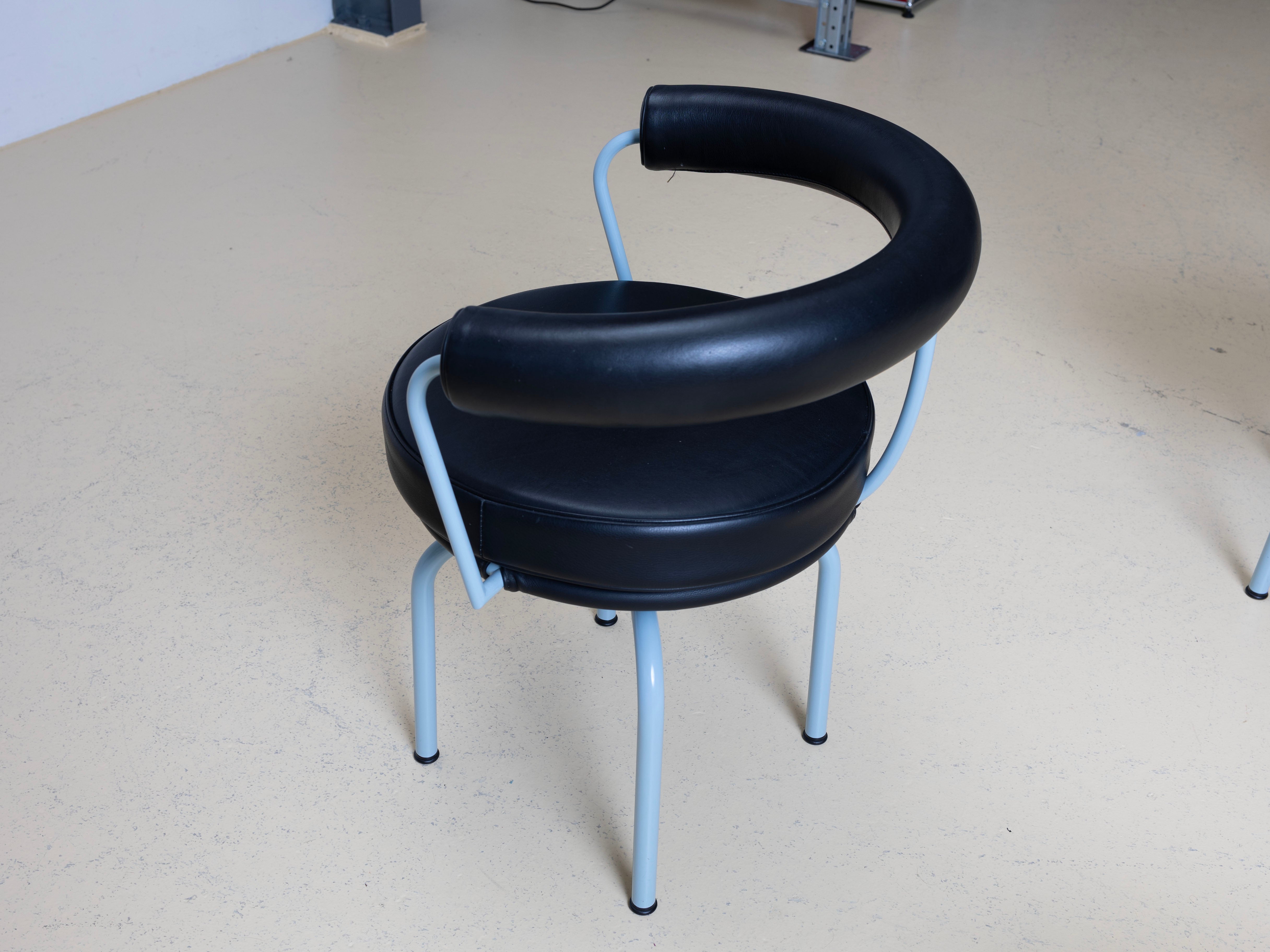 Bauhaus Stühle & Hocker von Corbusier LC7, Cassina