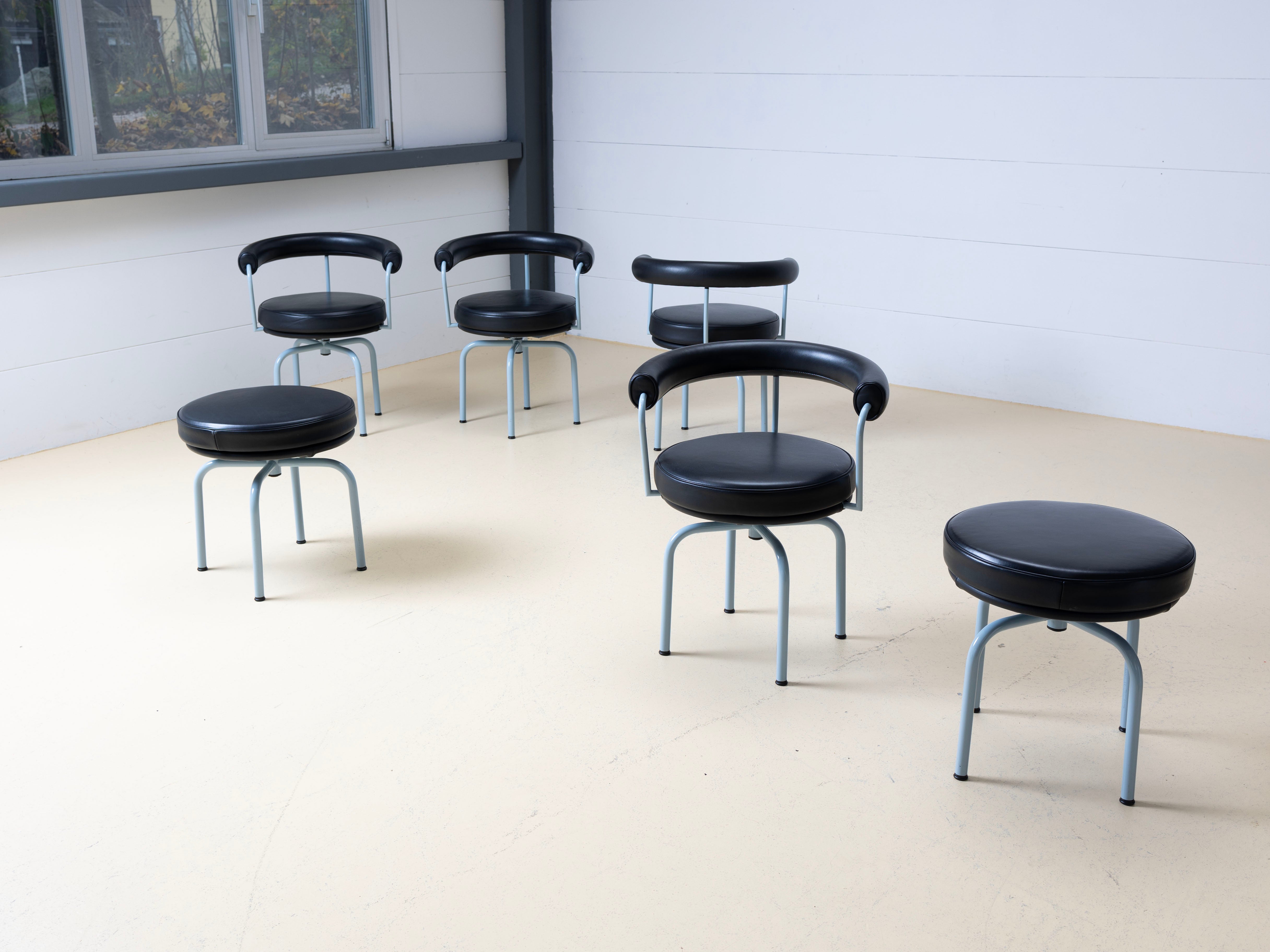 Bauhaus Stühle & Hocker von Corbusier LC7, Cassina