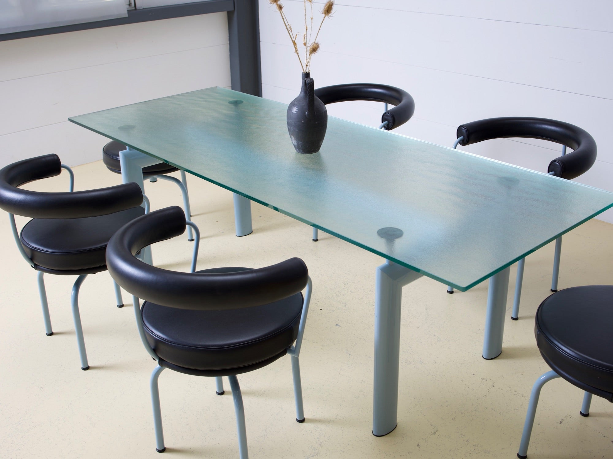 Le Corbusier Bauhaus Set: Tisch & Stühle LC7 von Cassina