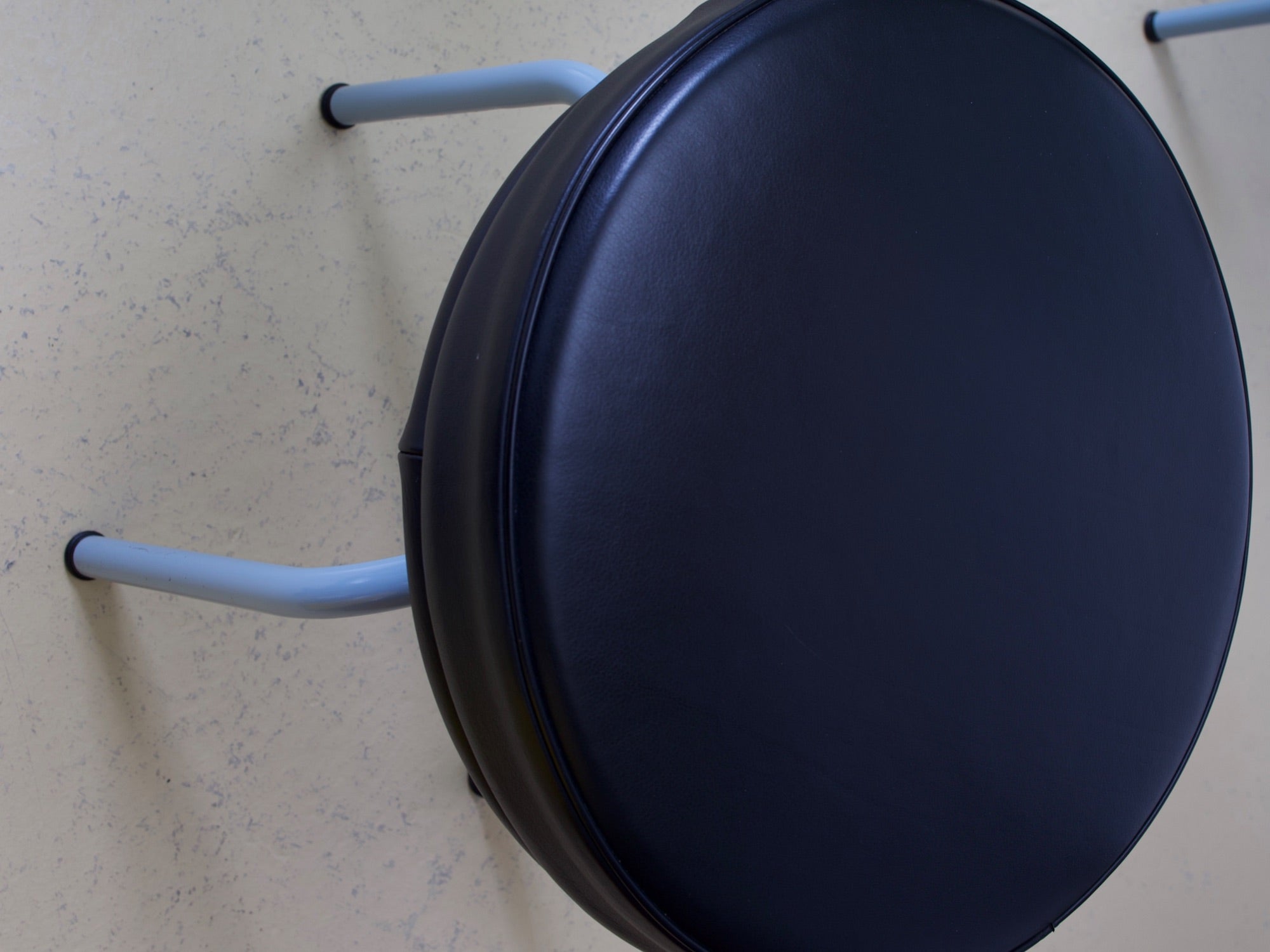 Le Corbusier Bauhaus Set: Tisch & Stühle LC7 von Cassina