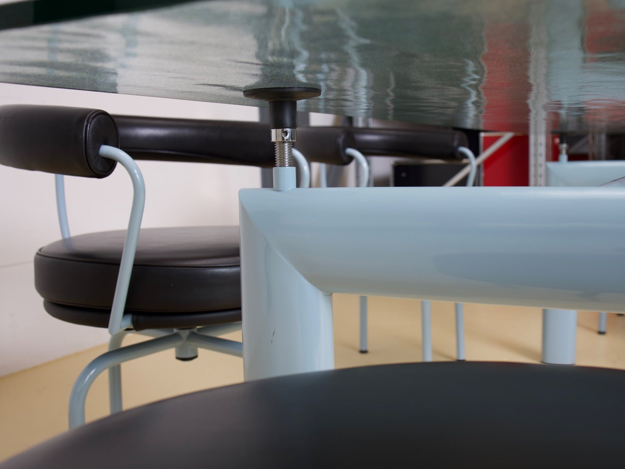 Le Corbusier Bauhaus Set: Tisch & Stühle LC7 von Cassina