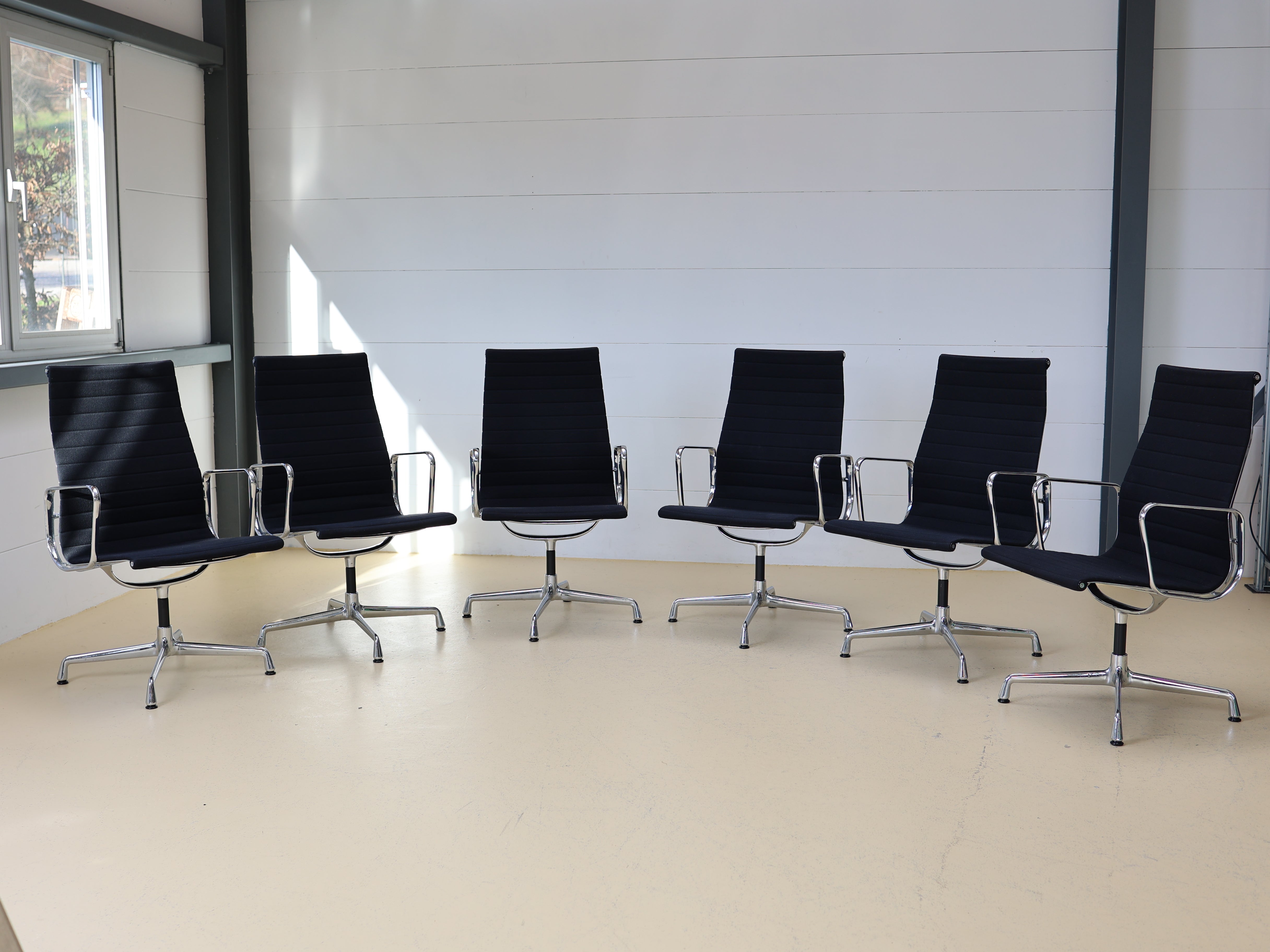 Vitra Eames Stühle EA 112 drehbar