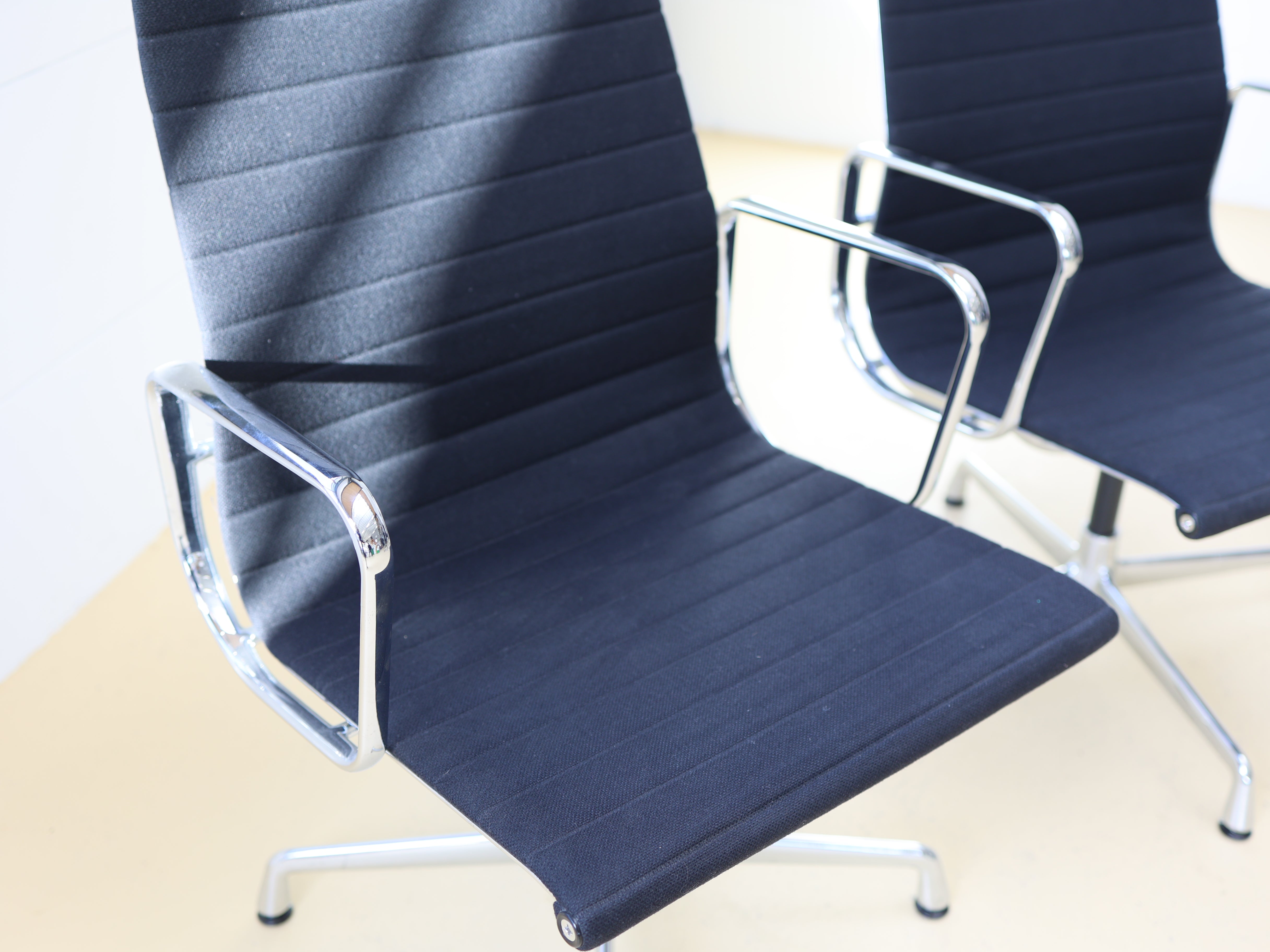 Vitra Eames Stühle EA 112 drehbar