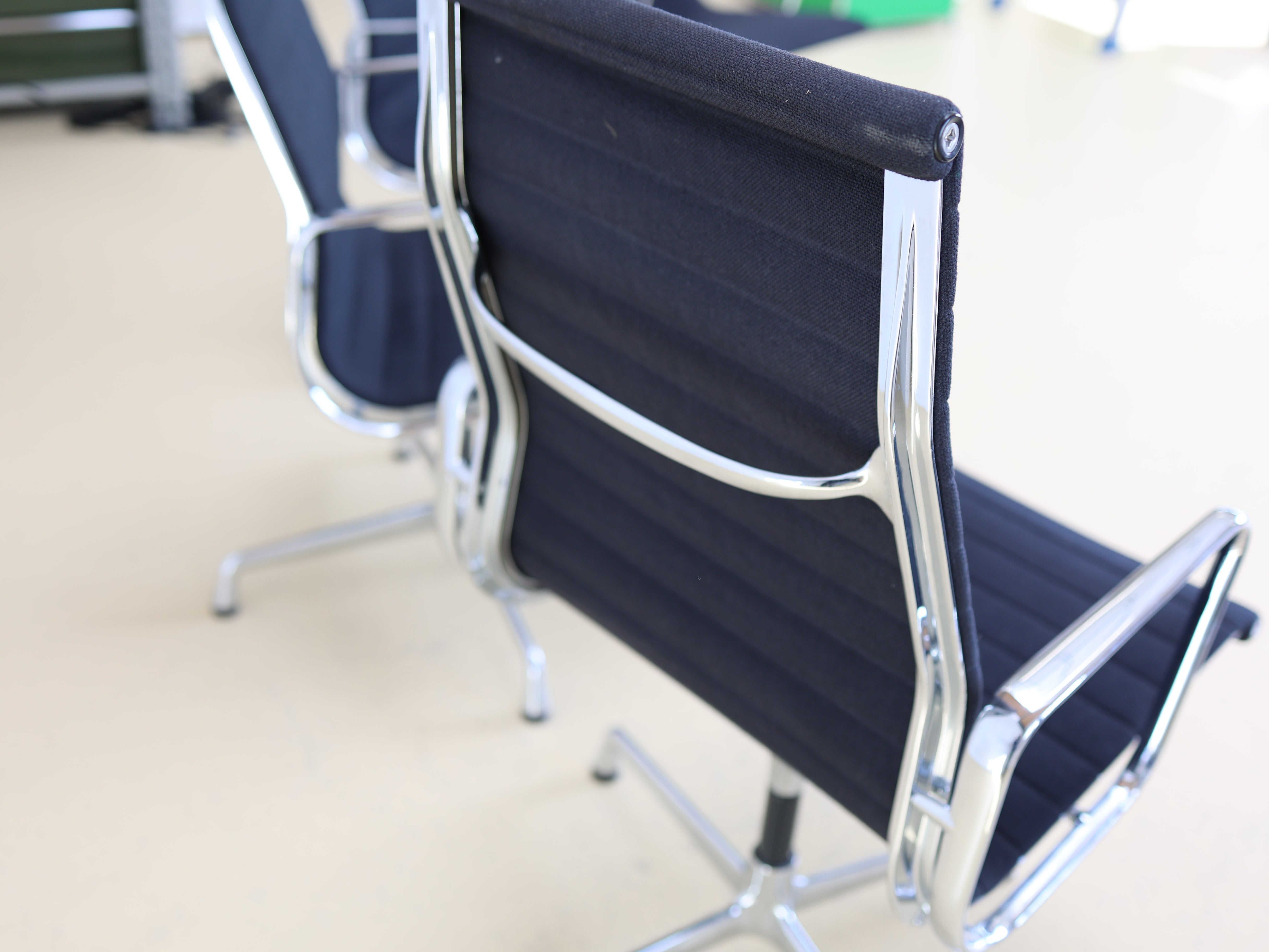 Vitra Eames Stühle EA 112 drehbar