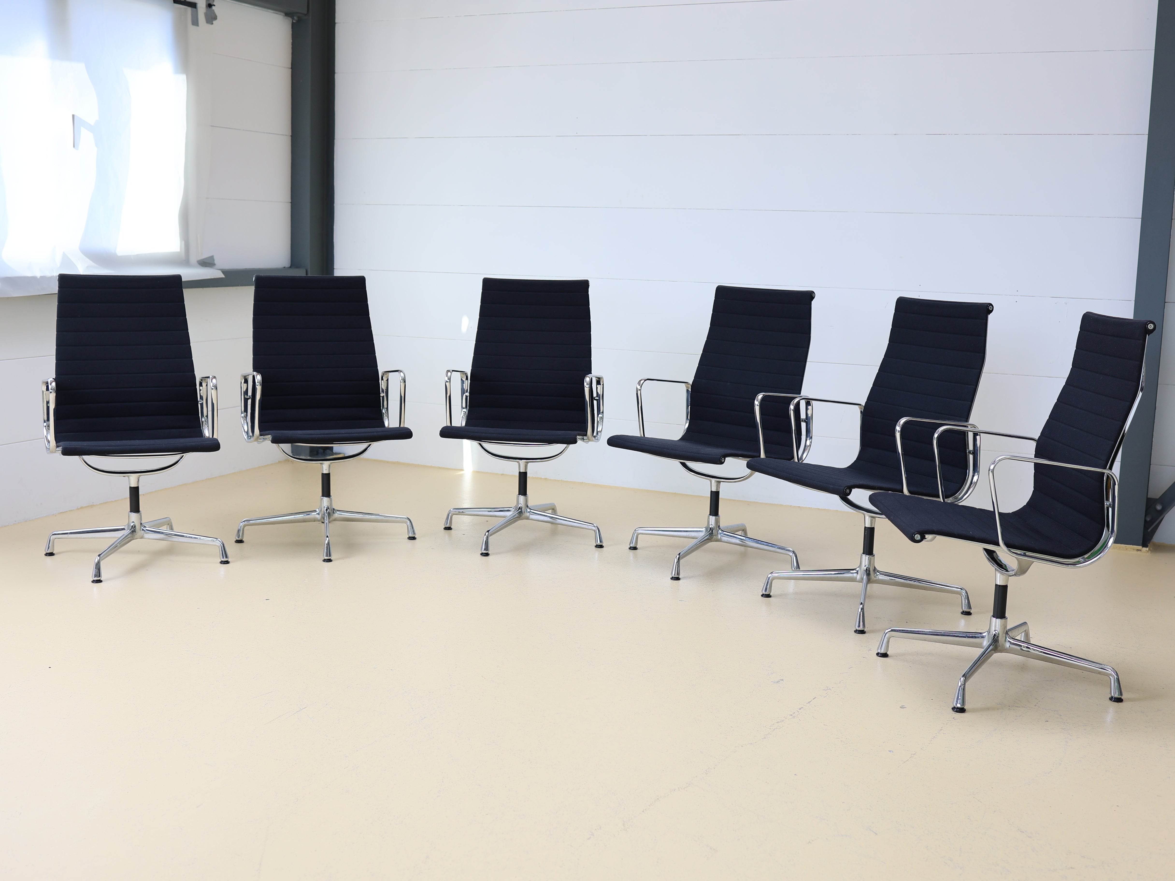 Vitra Eames Stühle EA 112 drehbar