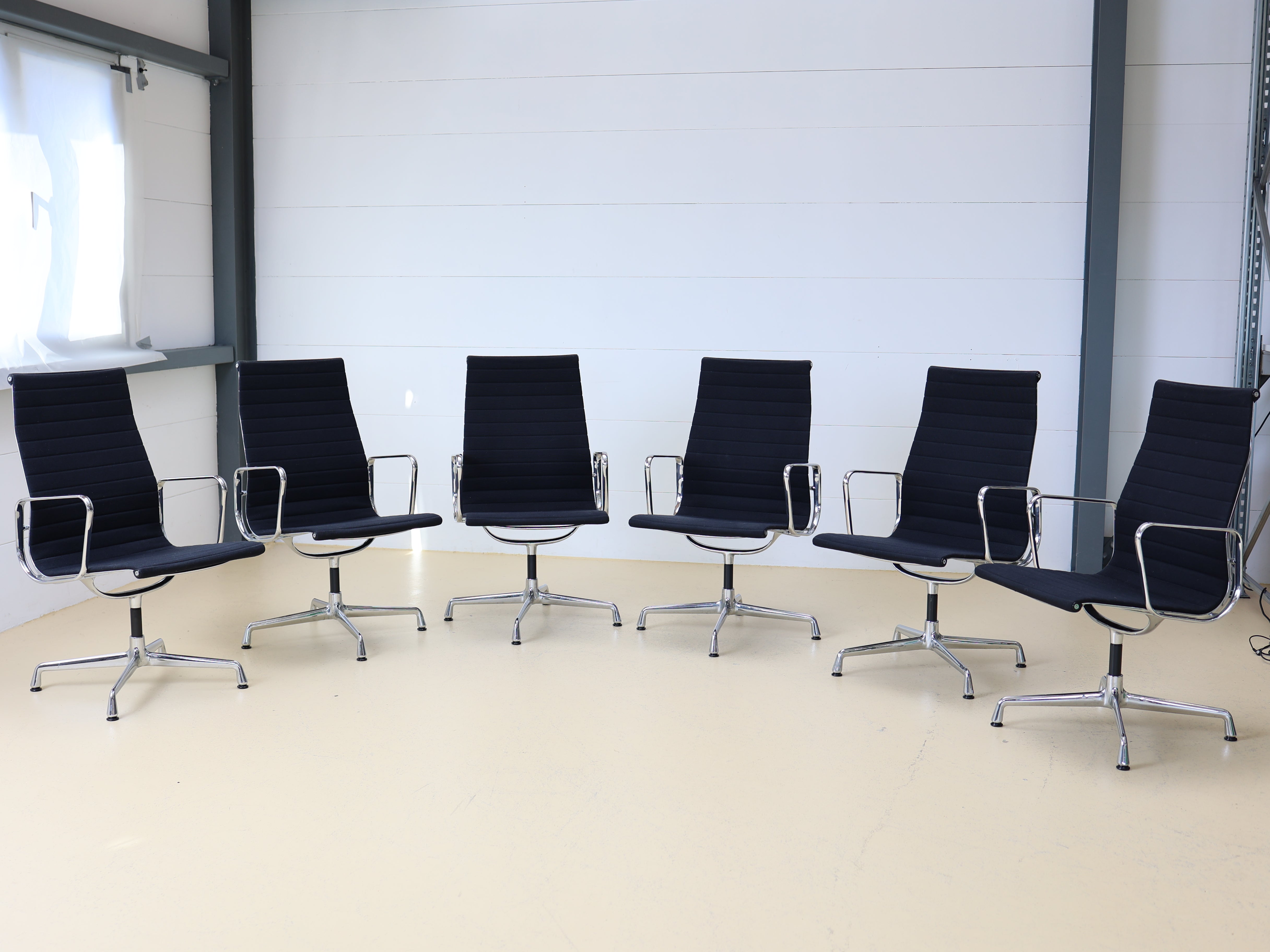 Vitra Eames Stühle EA 112 drehbar