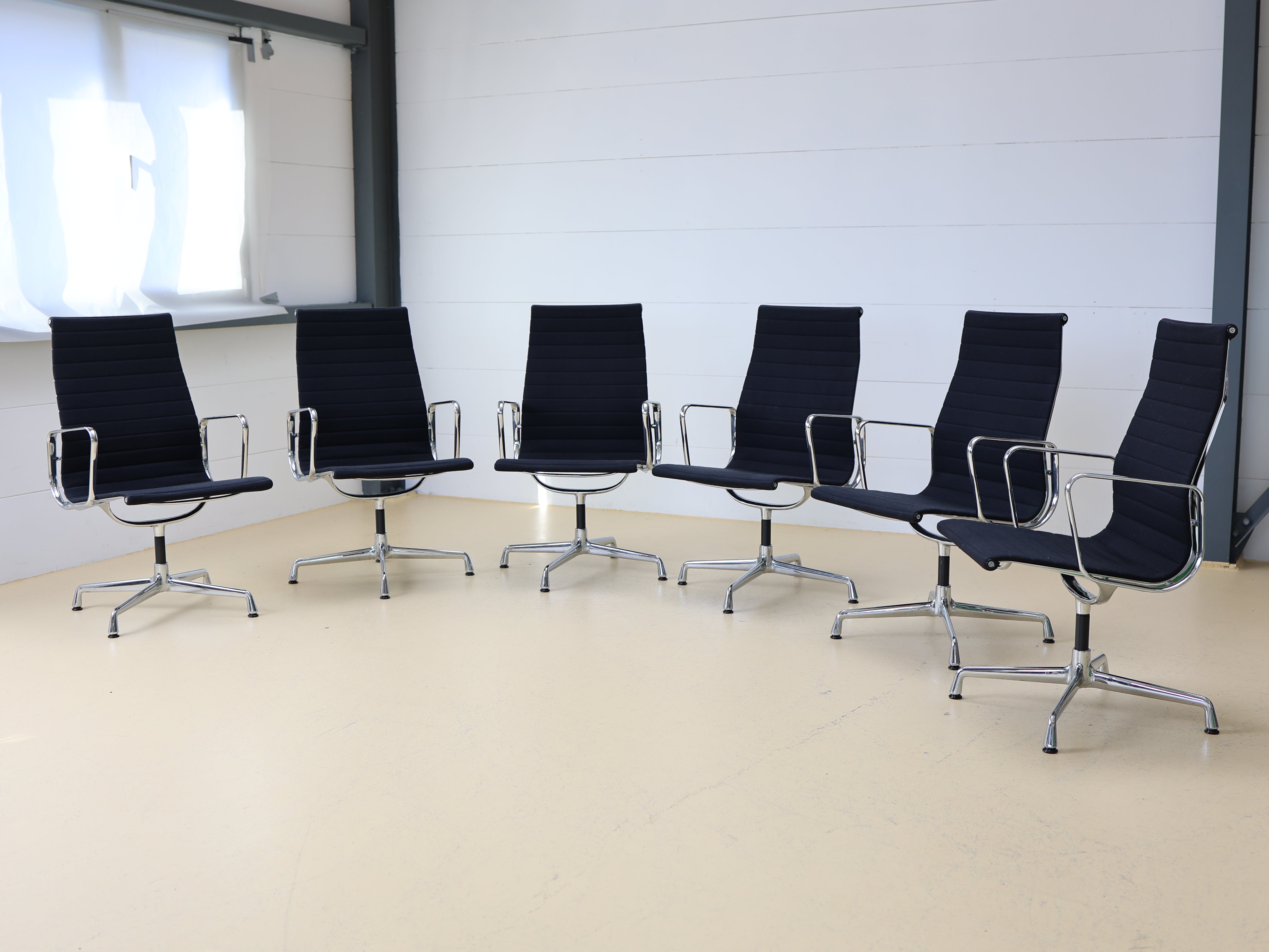 Vitra Eames Stühle EA 112 drehbar