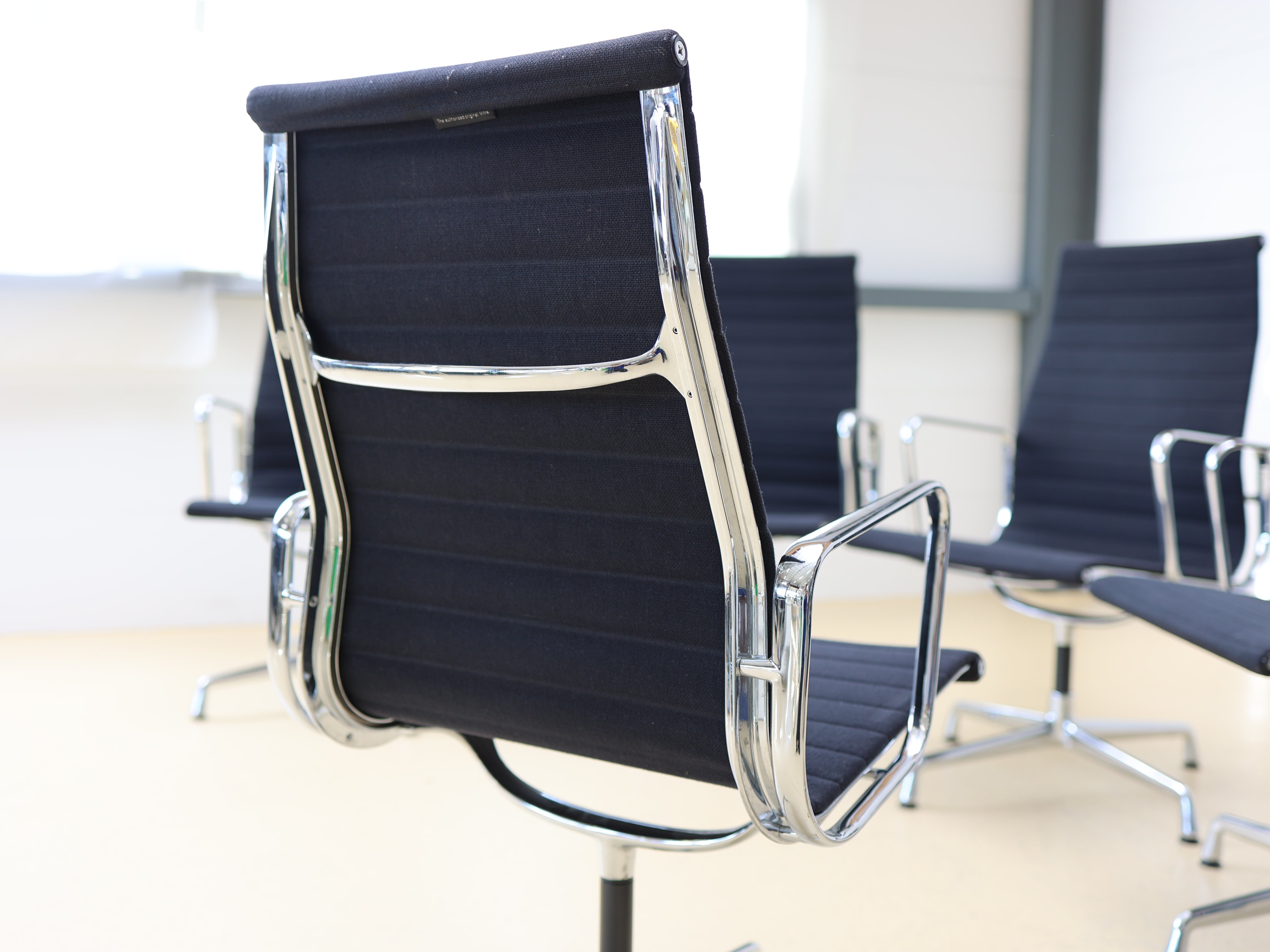 Vitra Eames Stühle EA 112 drehbar