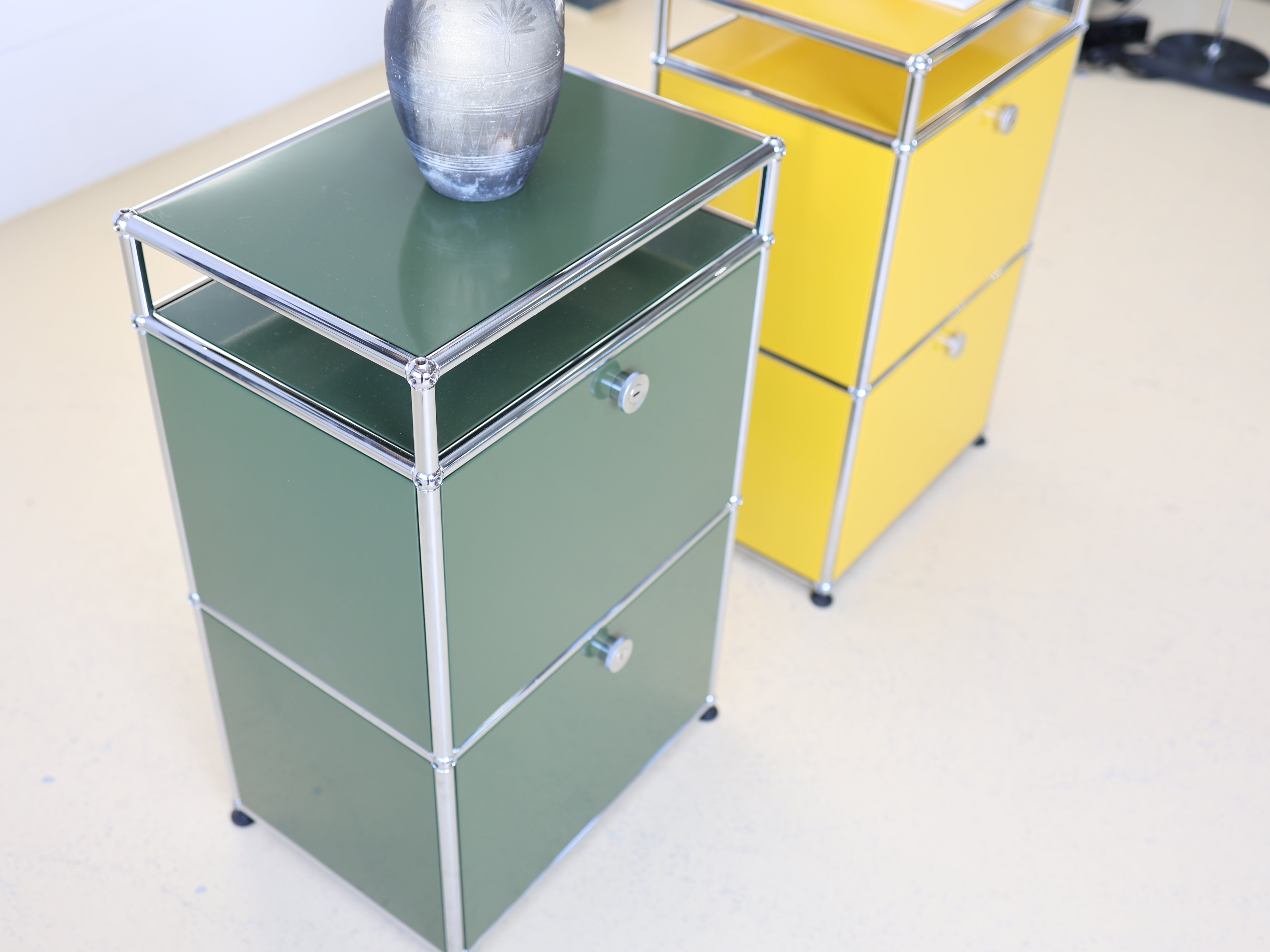 USM Haller Möbel, Sideboard in Olivgrün & Goldgelb