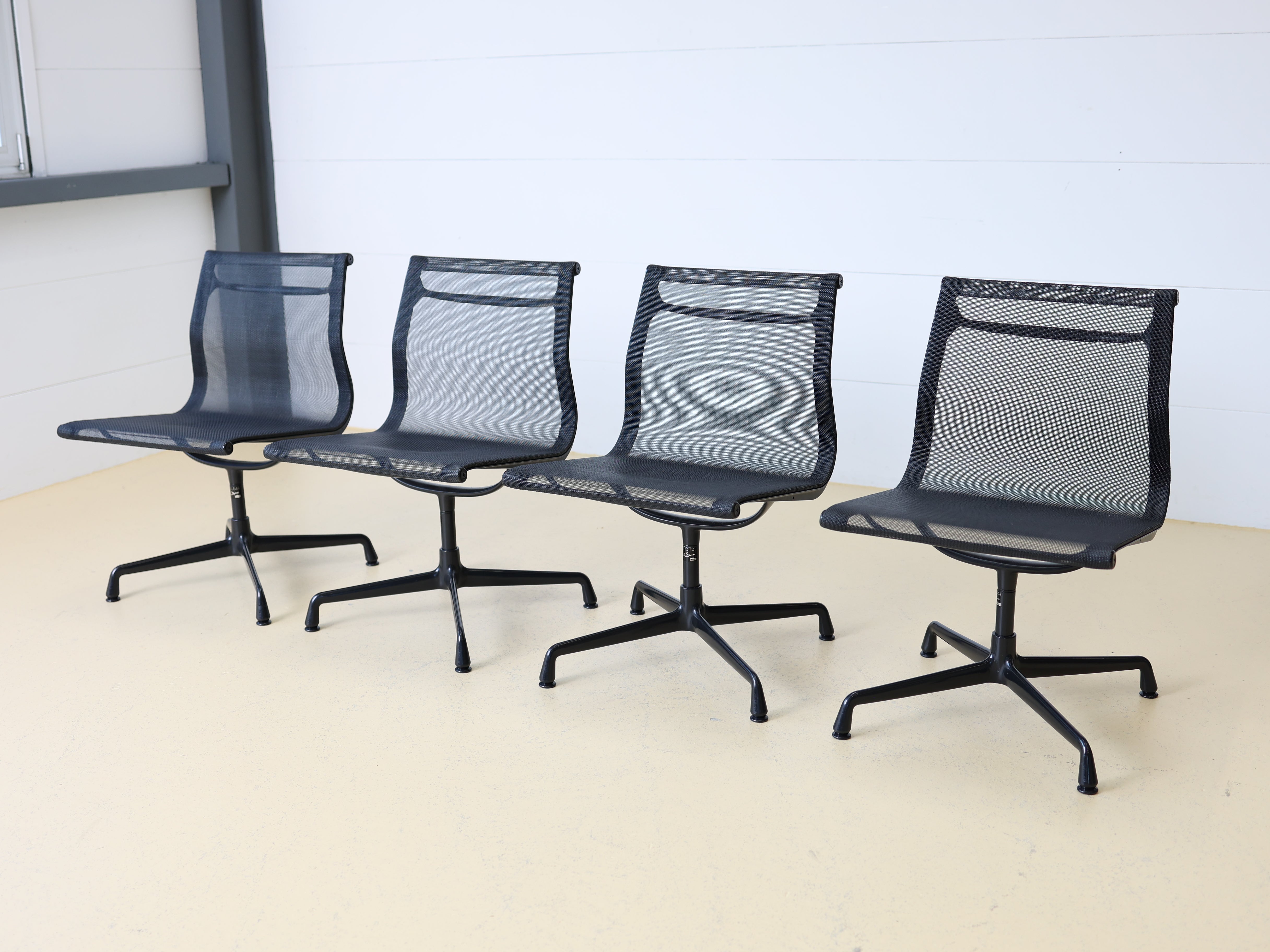 Vitra Eames Stühle EA 108, drehbar