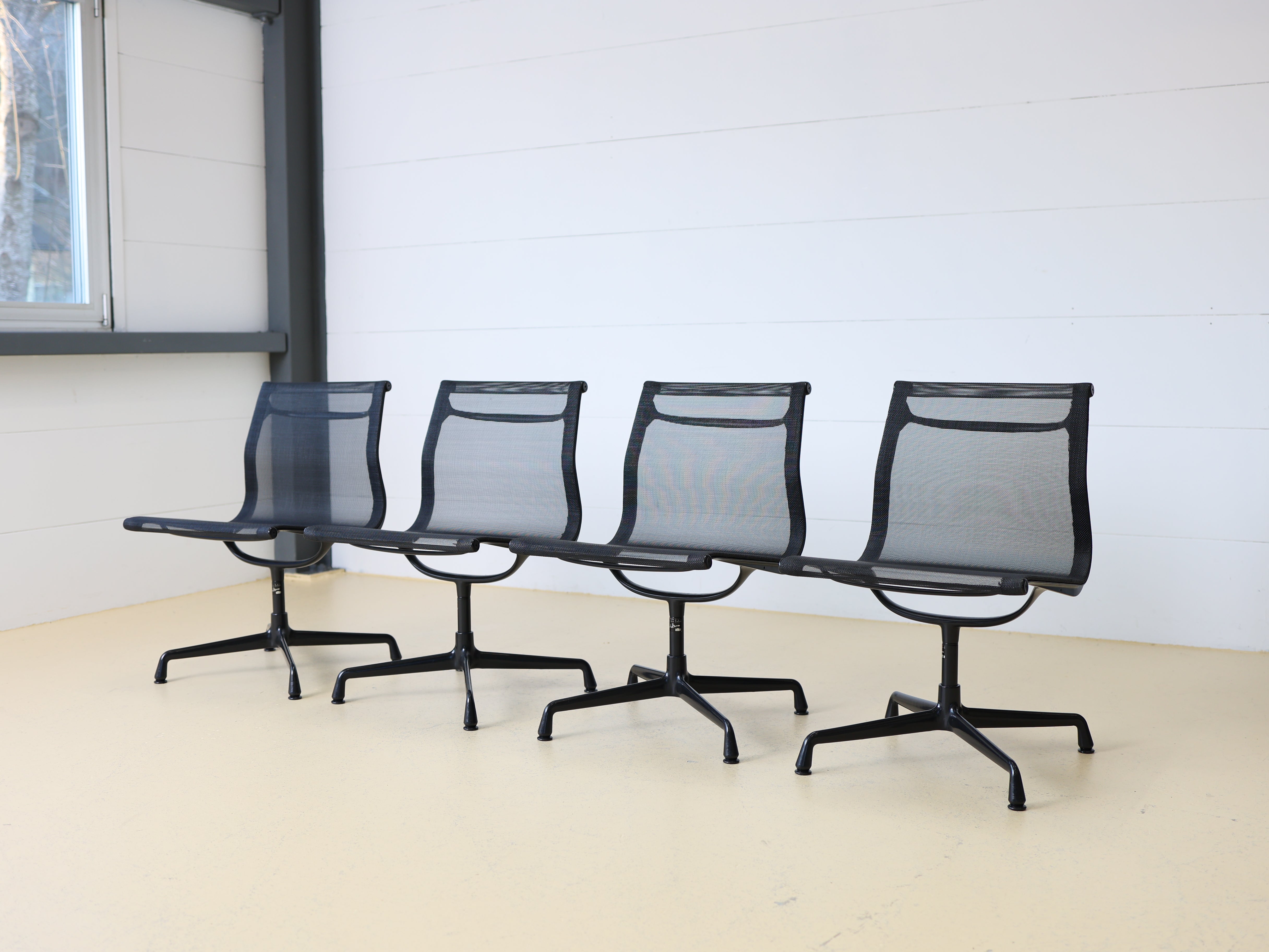 Vitra Eames Stühle EA 108, drehbar