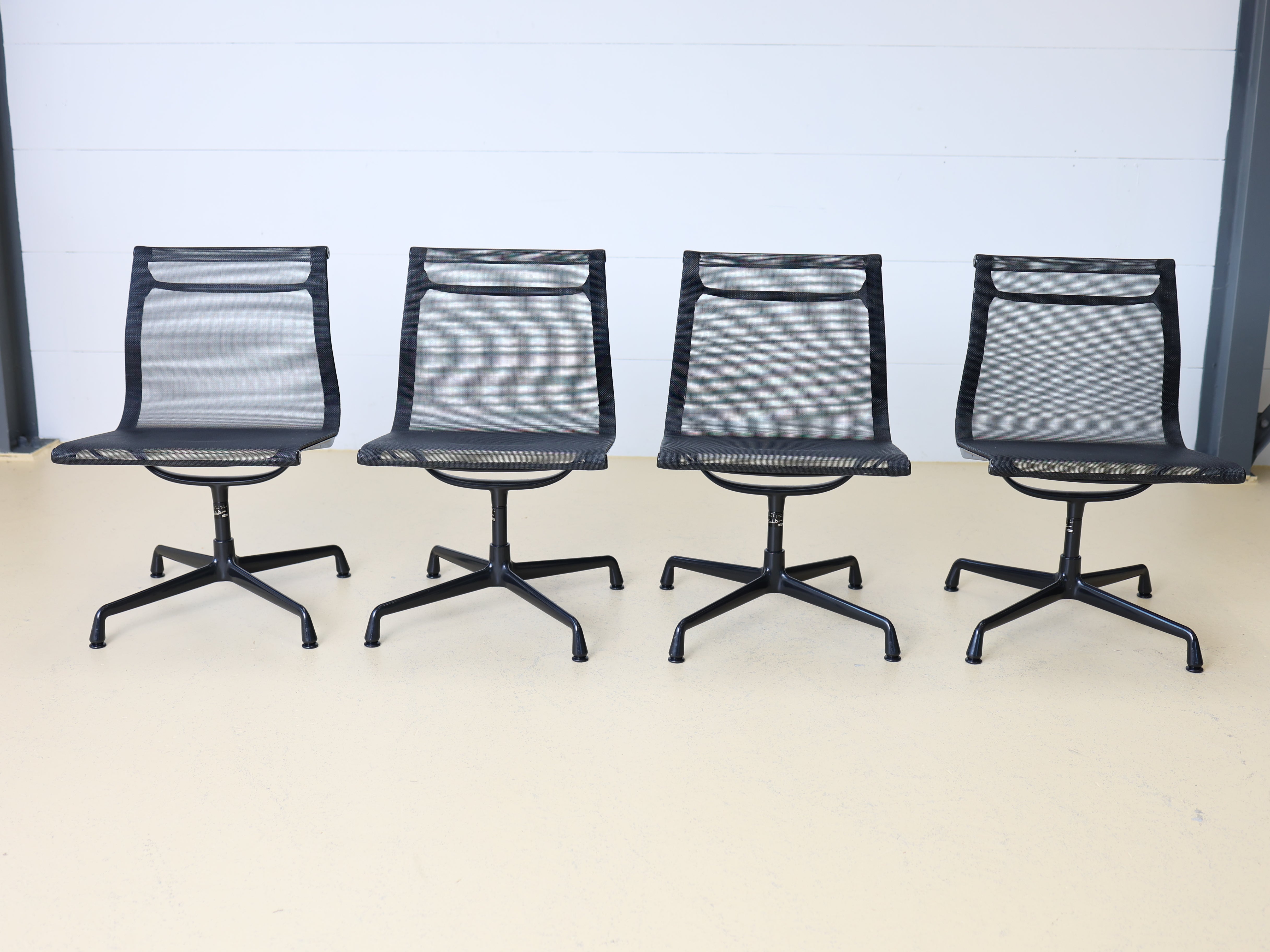 Vitra Eames Stühle EA 108, drehbar