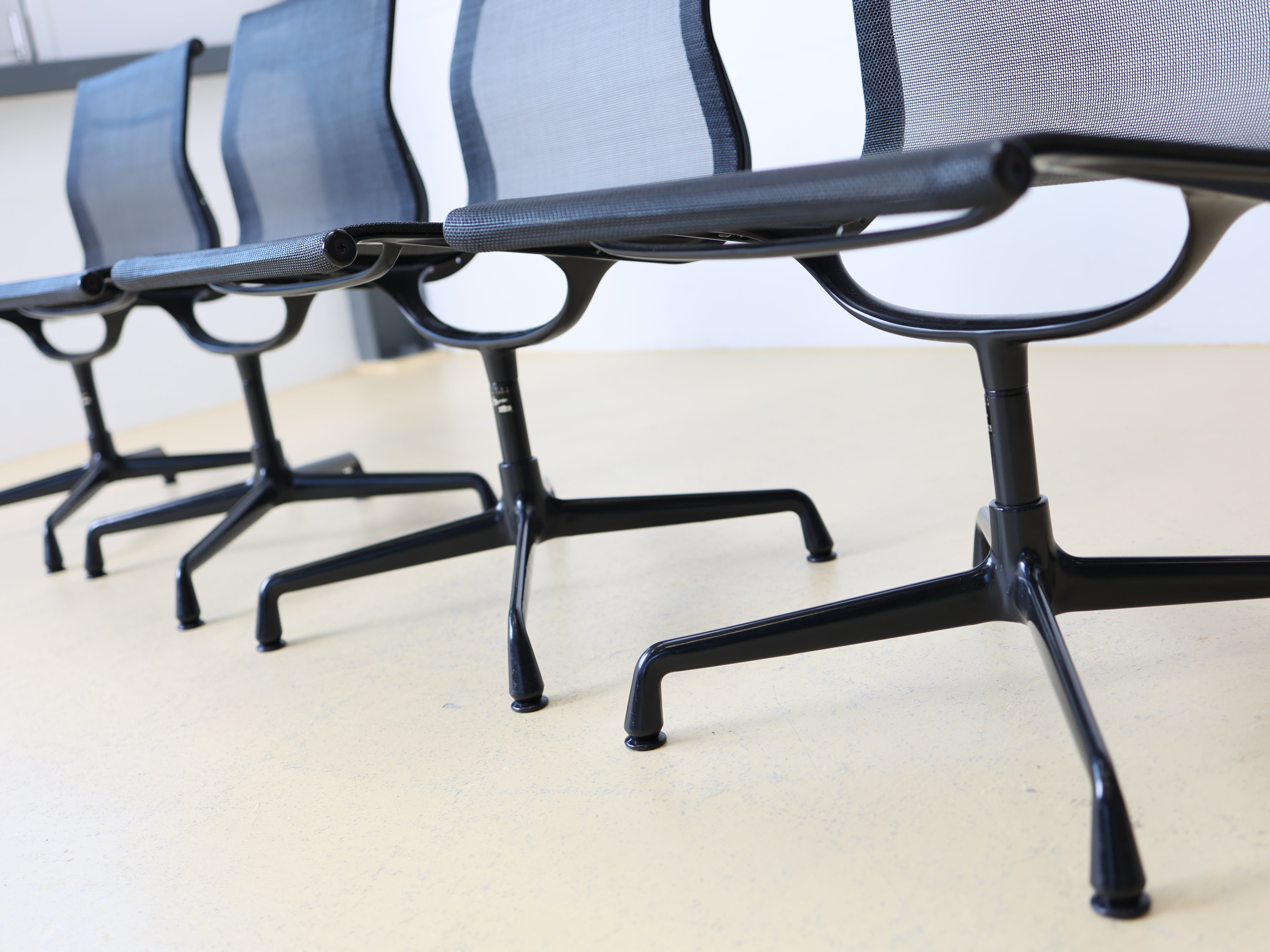 Vitra Eames Stühle EA 108, drehbar