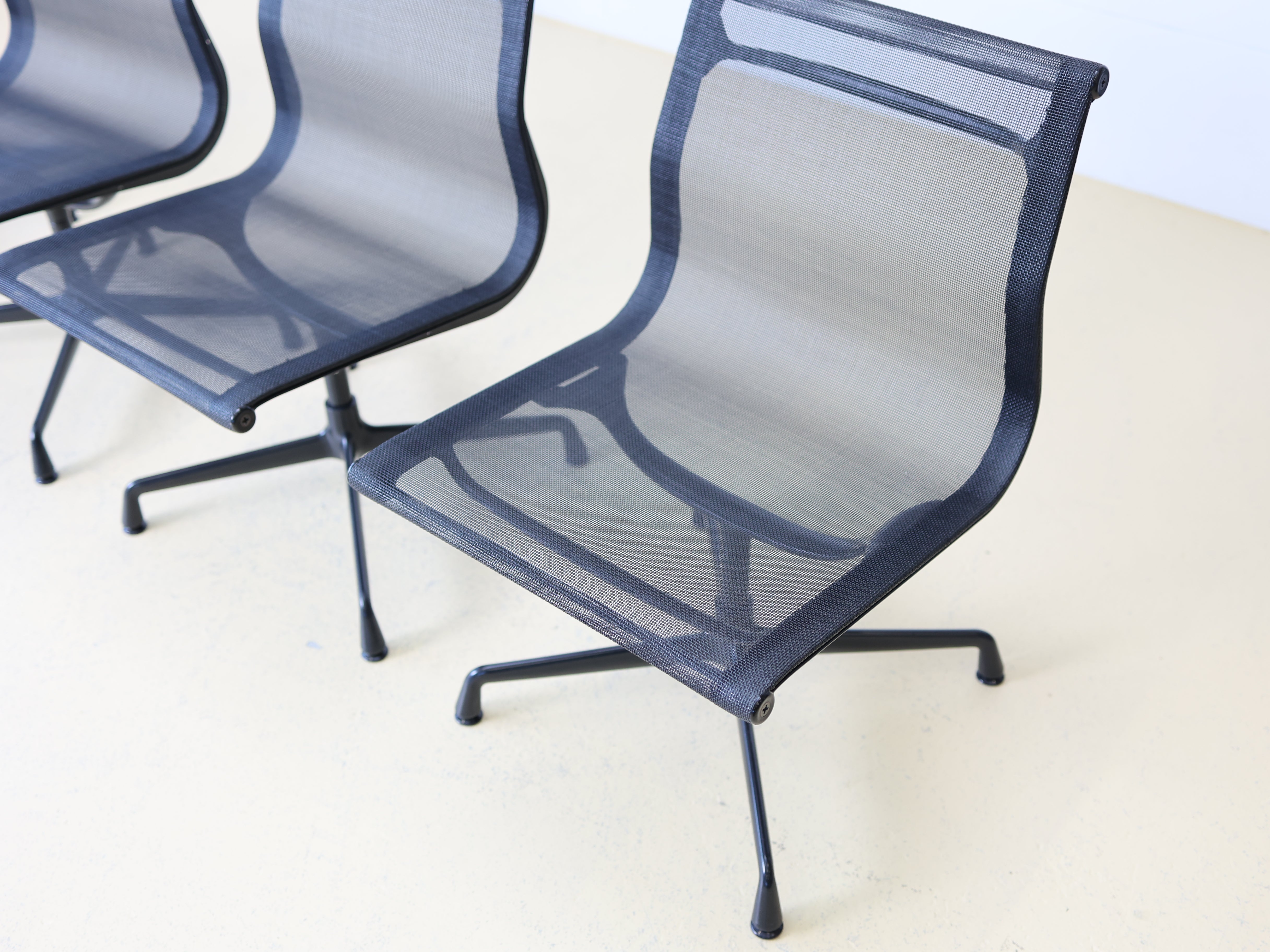 Vitra Eames Stühle EA 108, drehbar