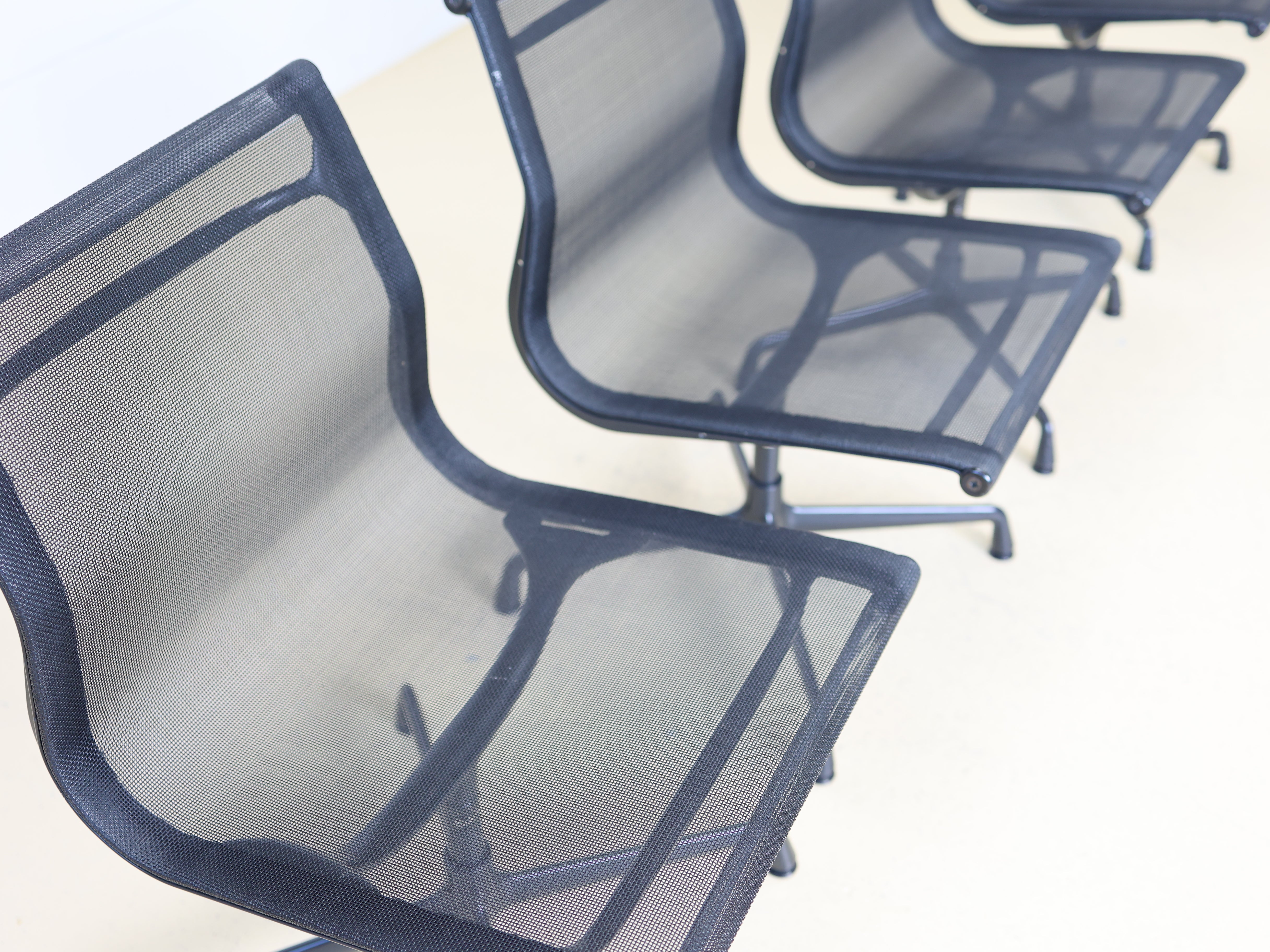 Vitra Eames Stühle EA 108, drehbar