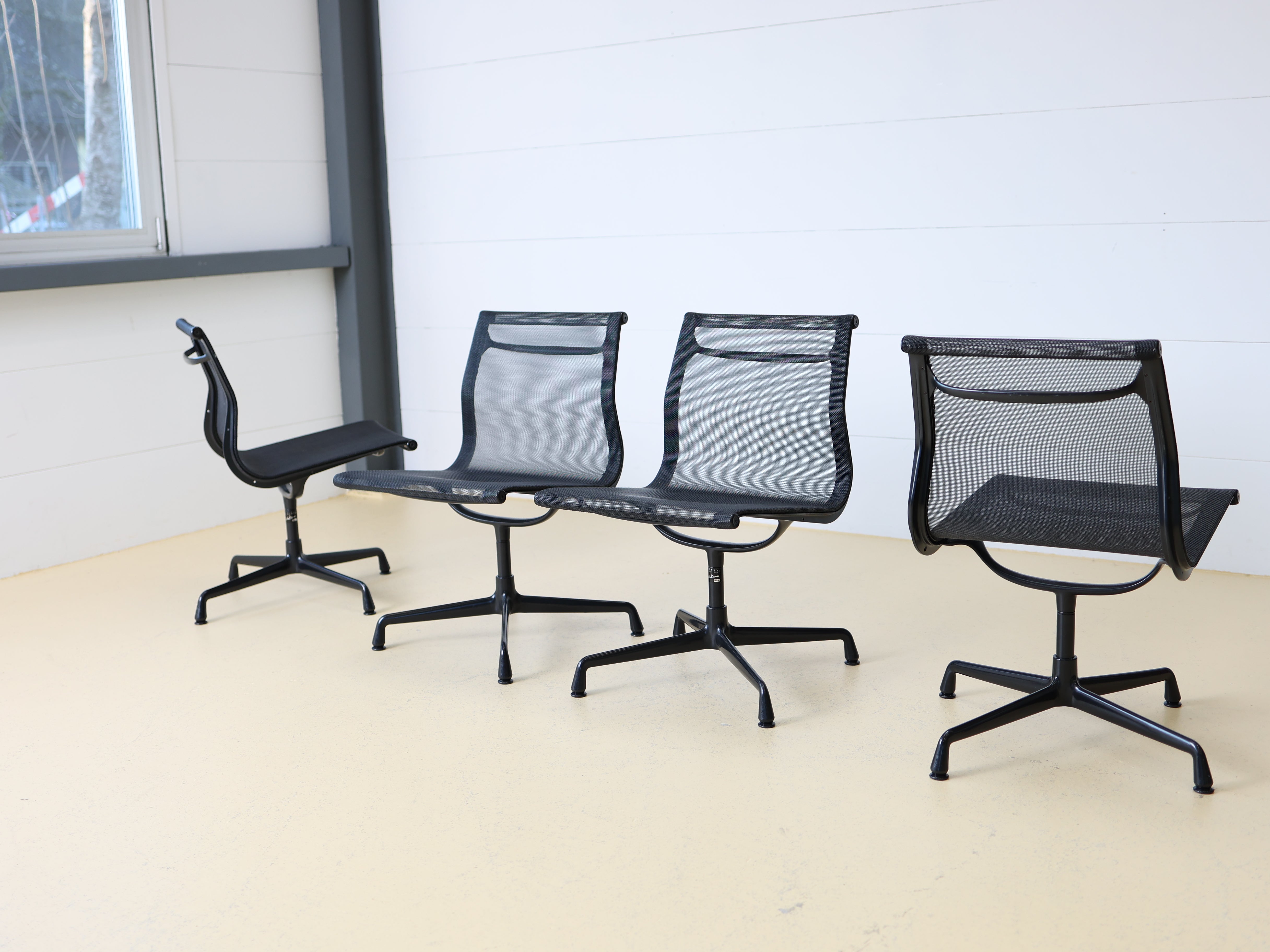 Vitra Eames Stühle EA 108, drehbar