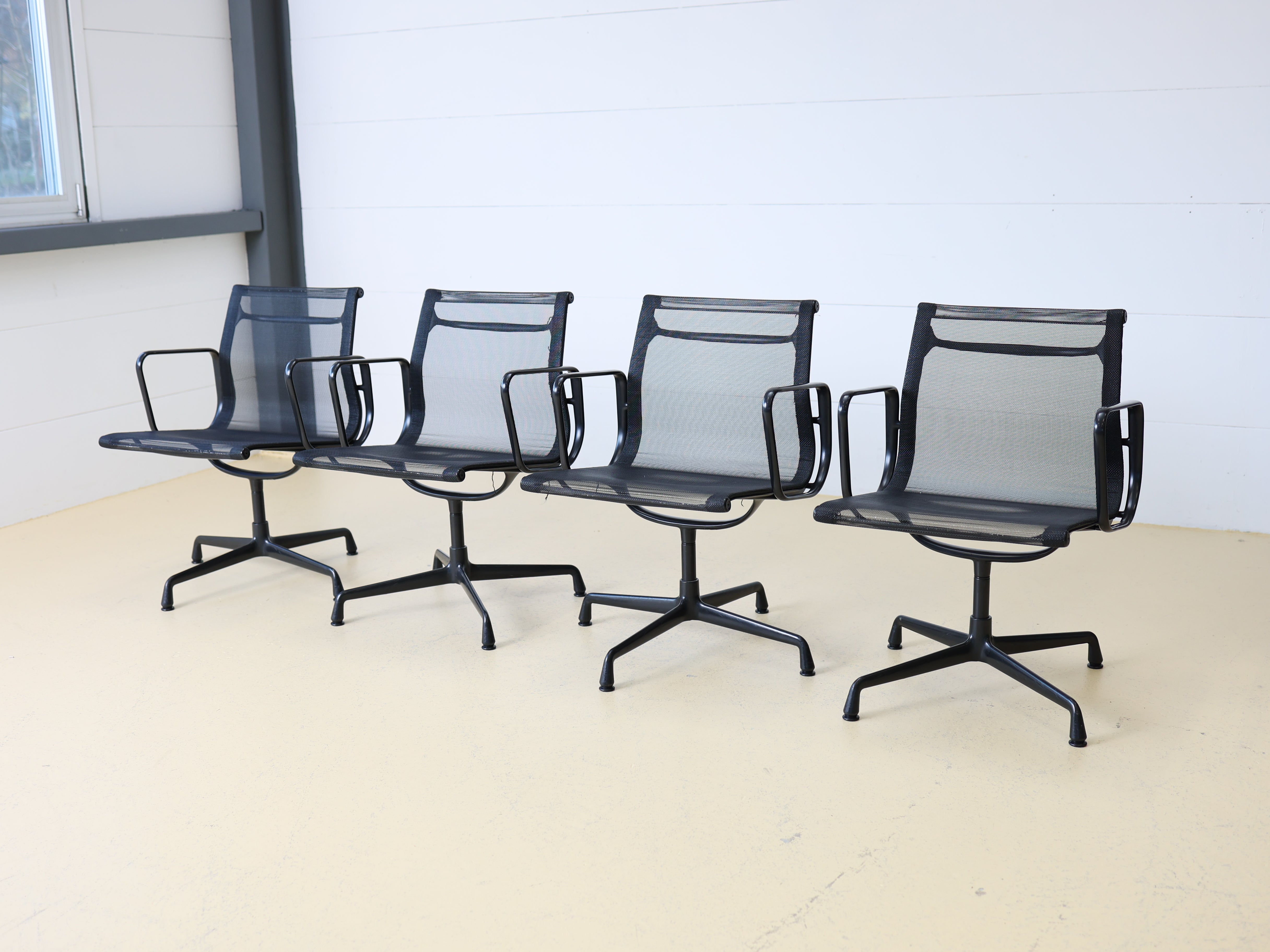 Vitra Eames Stühle EA 108, drehbar mit Armlehne