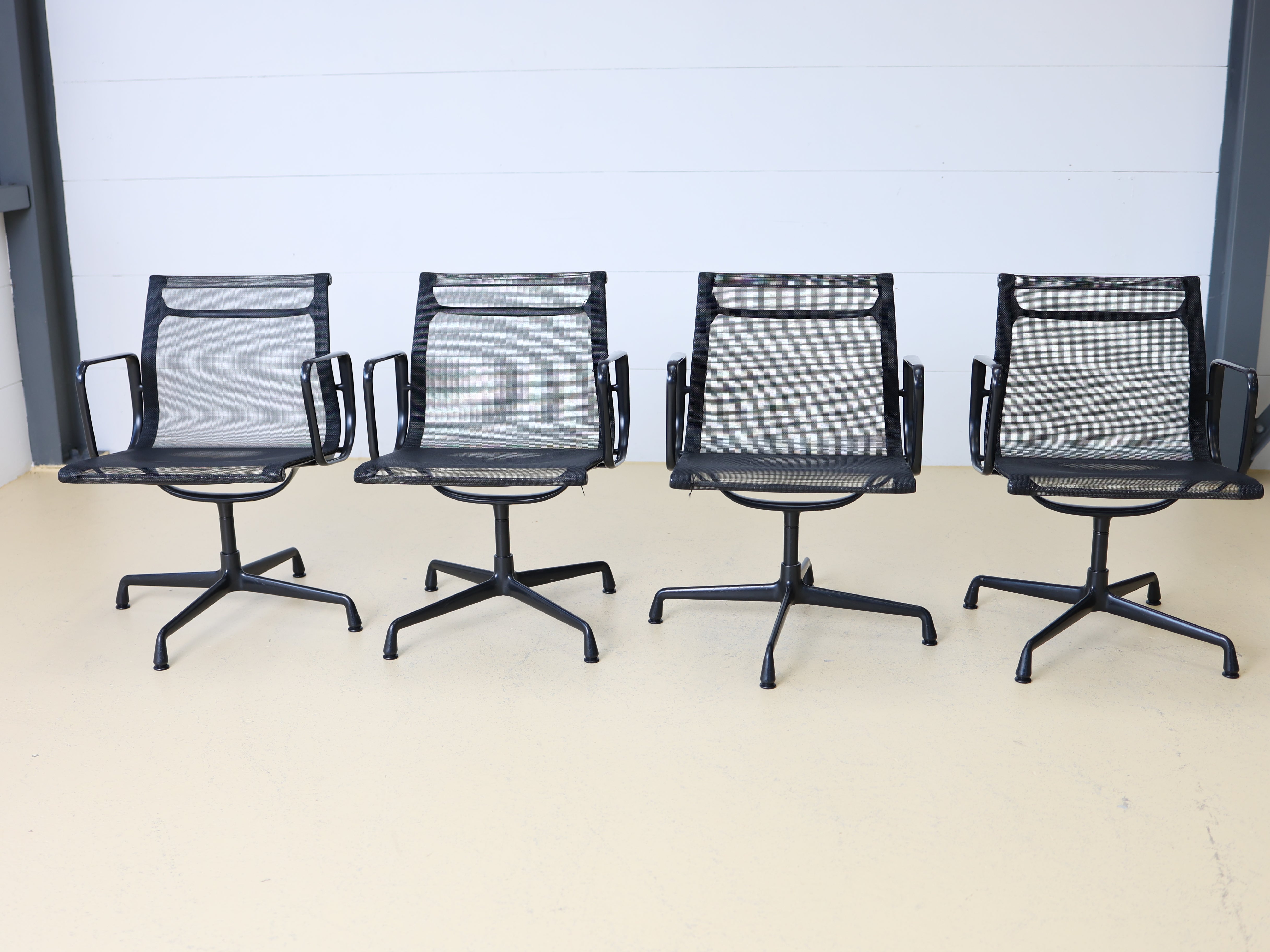 Vitra Eames Stühle EA 108, drehbar mit Armlehne