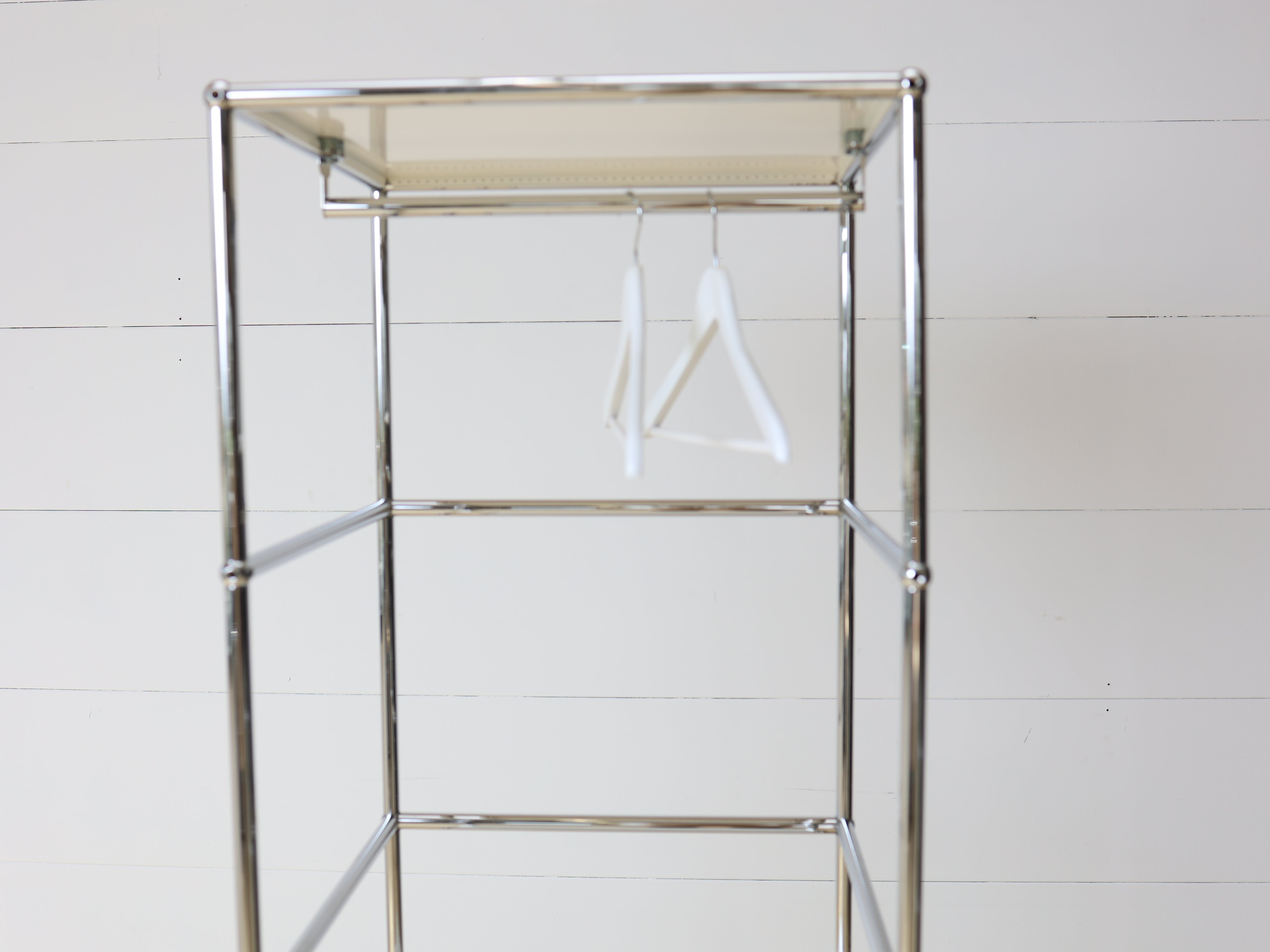 USM Garderobe in Reinweiss