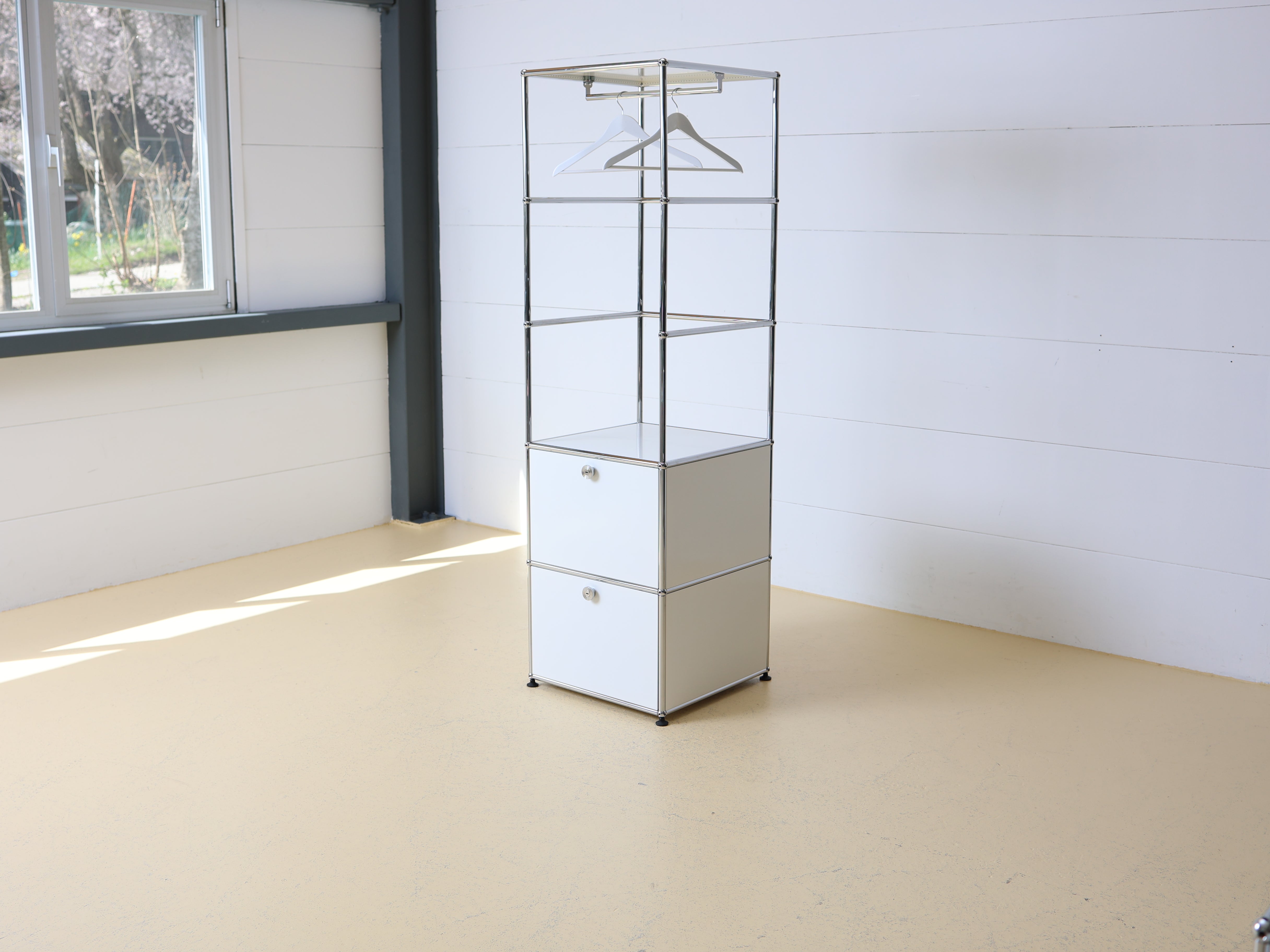 USM Garderobe in Reinweiss