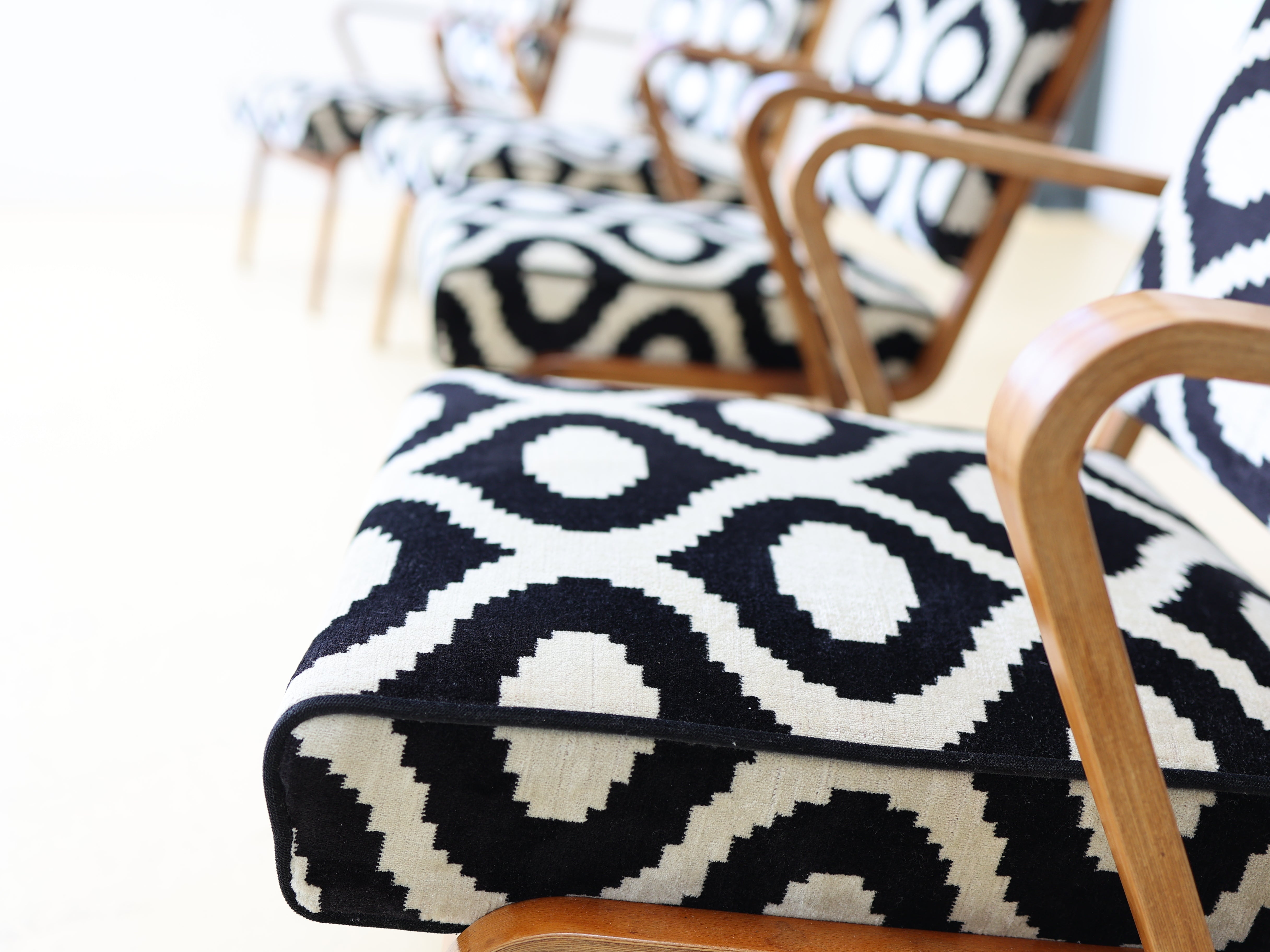 Mid Century Sessel von Selman Selmangic, neu gepolstert!