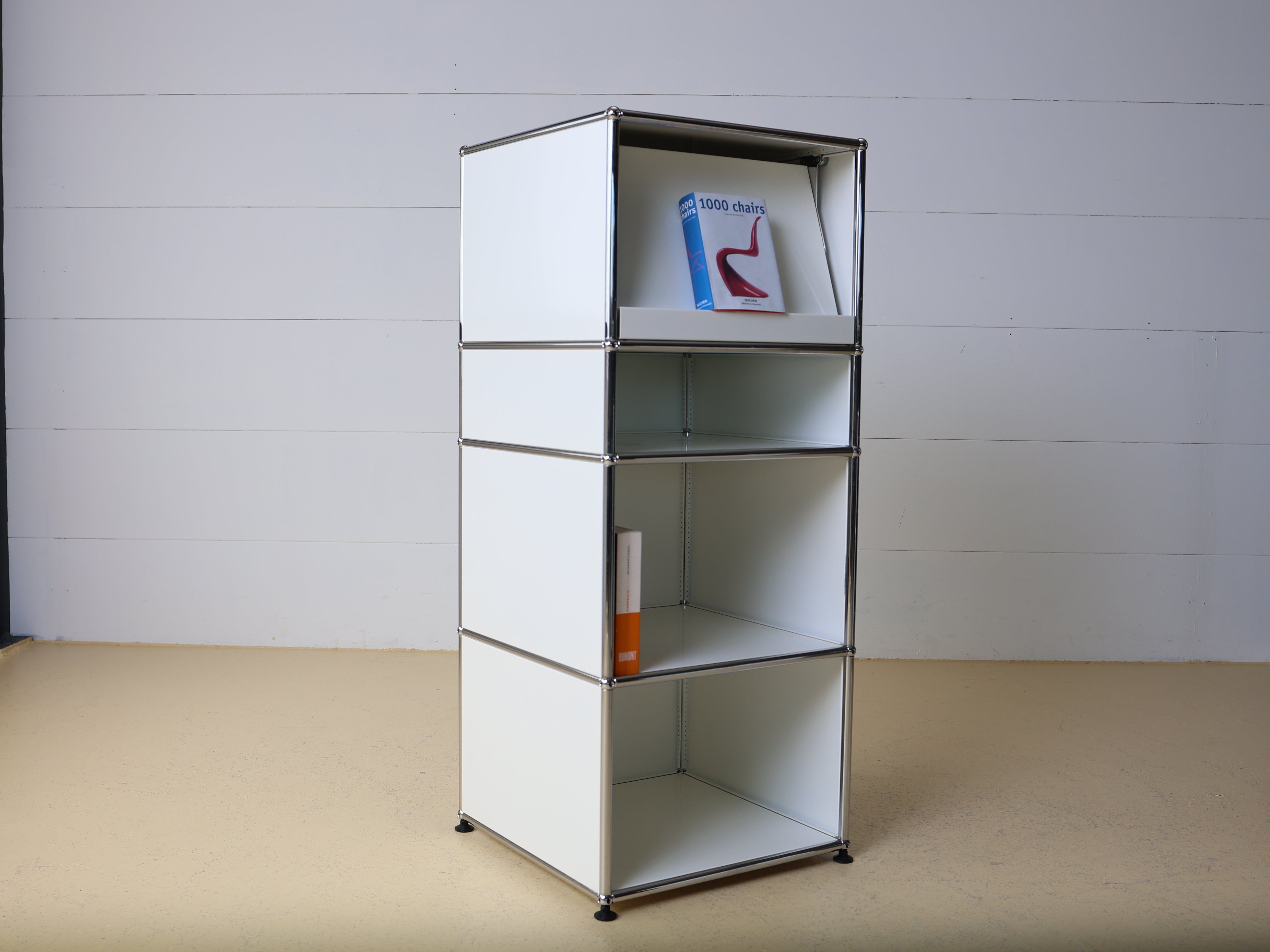 USM Haller Highboard Reinweiss mit Prospekthalter