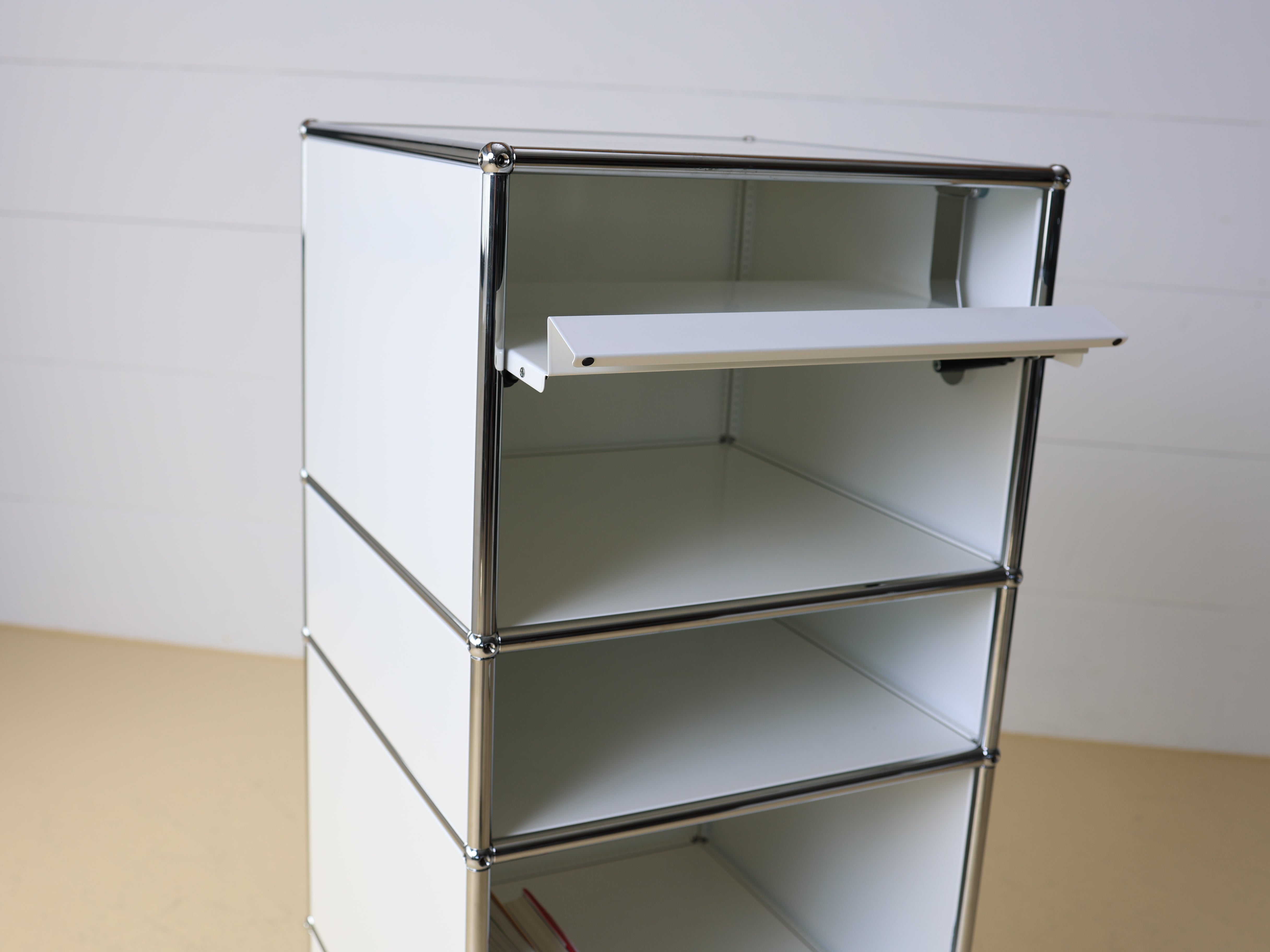 USM Haller Highboard Reinweiss mit Prospekthalter
