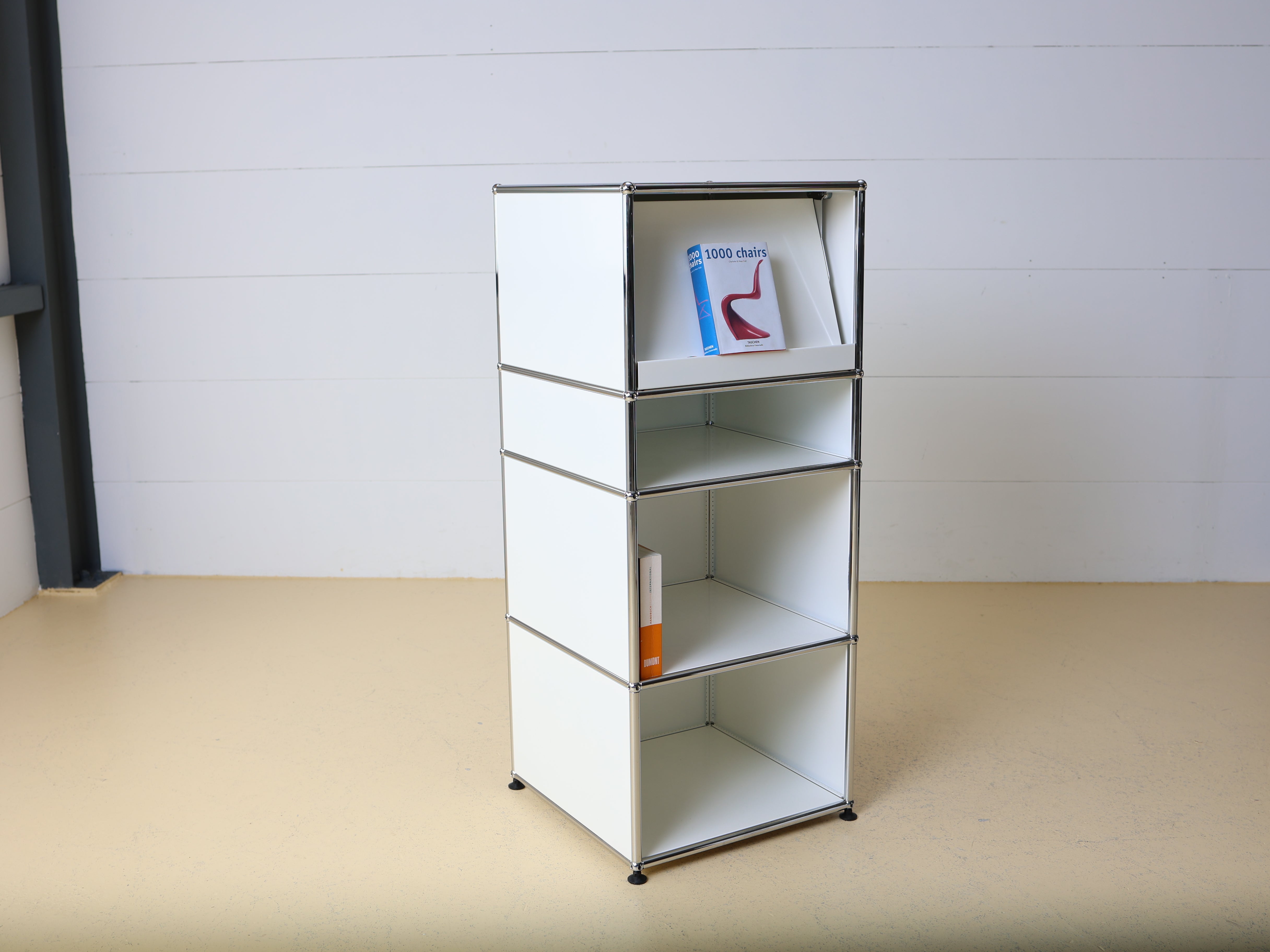 USM Haller Highboard Reinweiss mit Prospekthalter