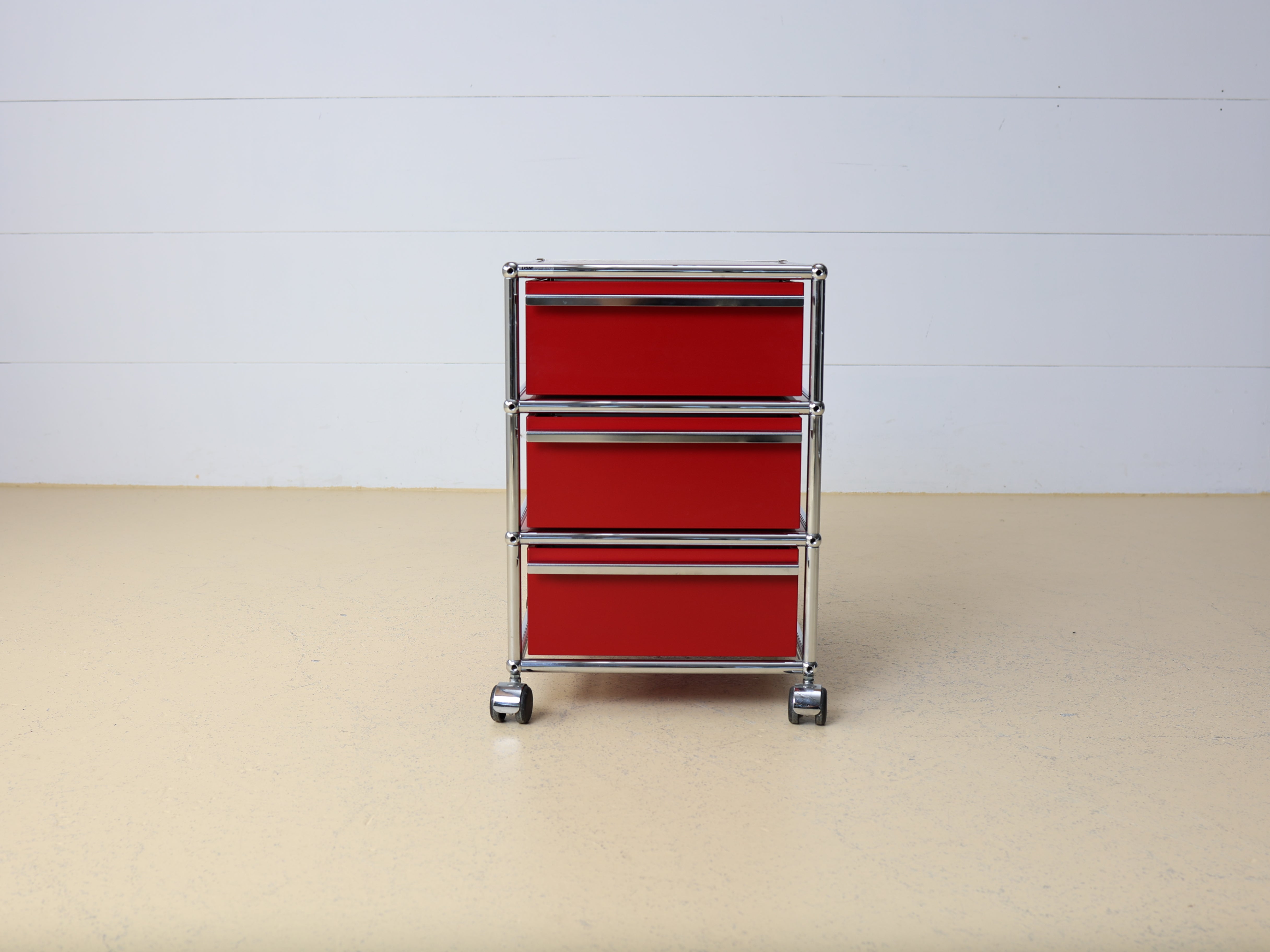 USM Haller Korpus Rubinrot auf Rollen