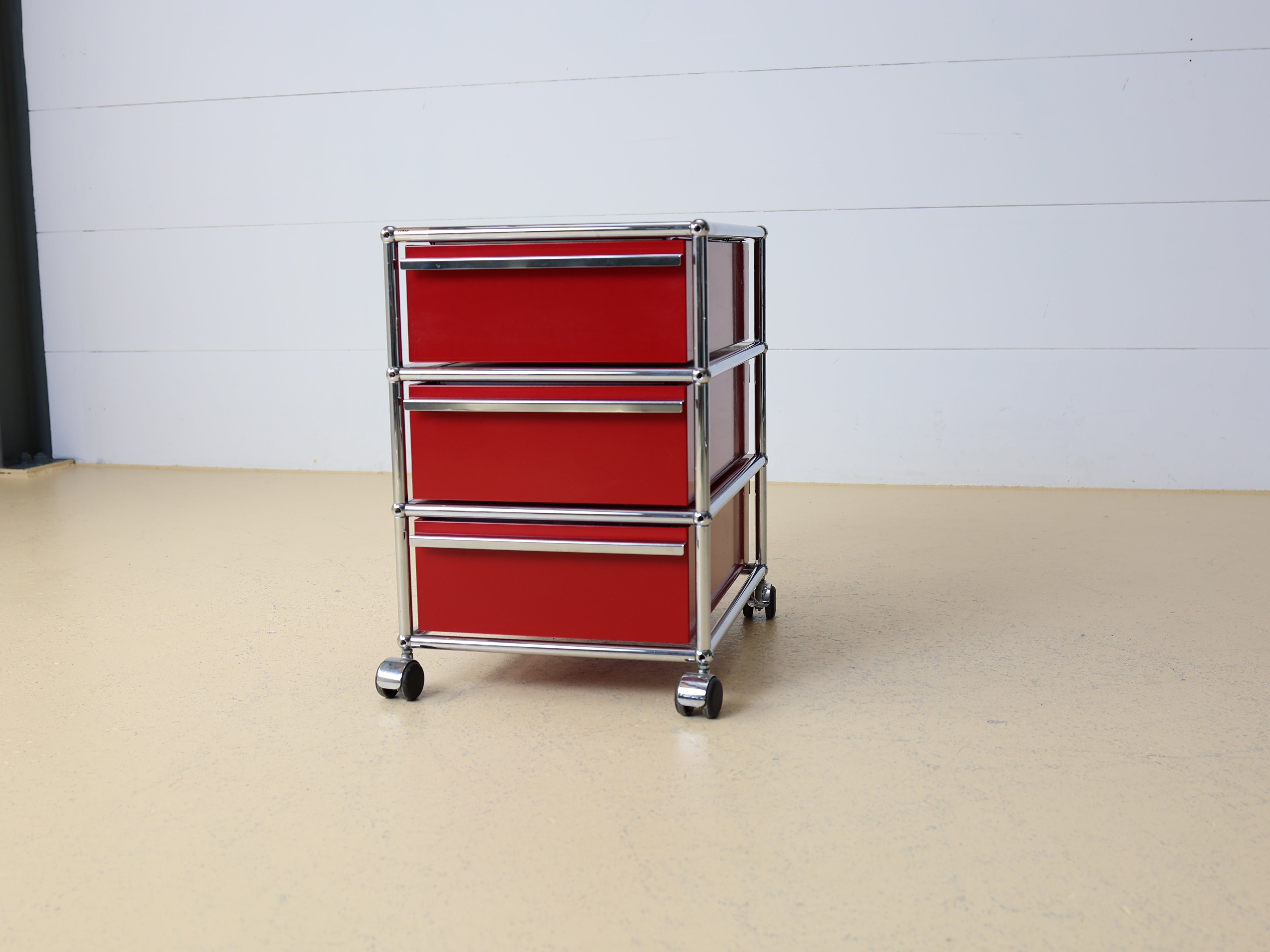 USM Haller Korpus Rubinrot auf Rollen