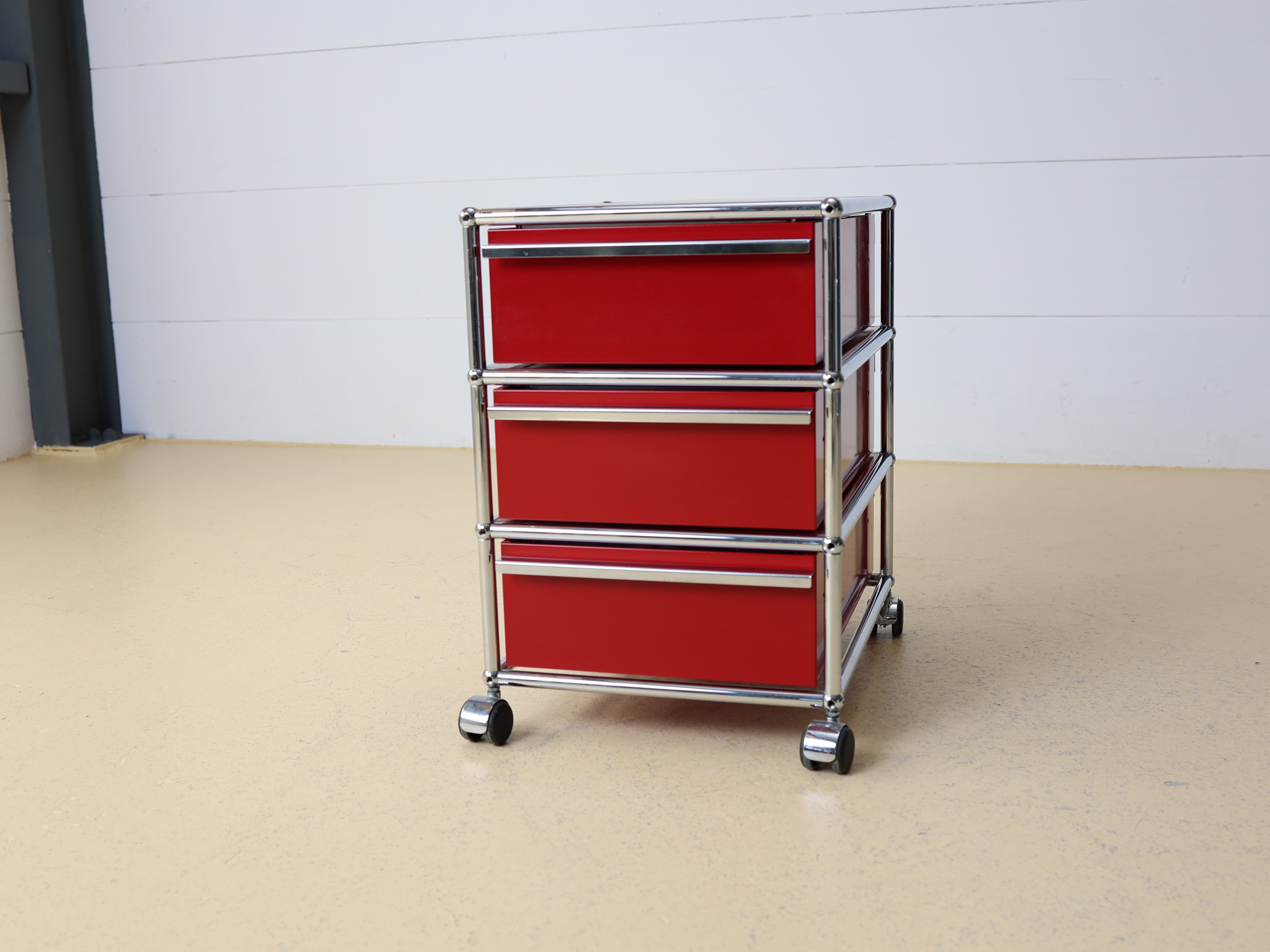 USM Haller Korpus Rubinrot auf Rollen