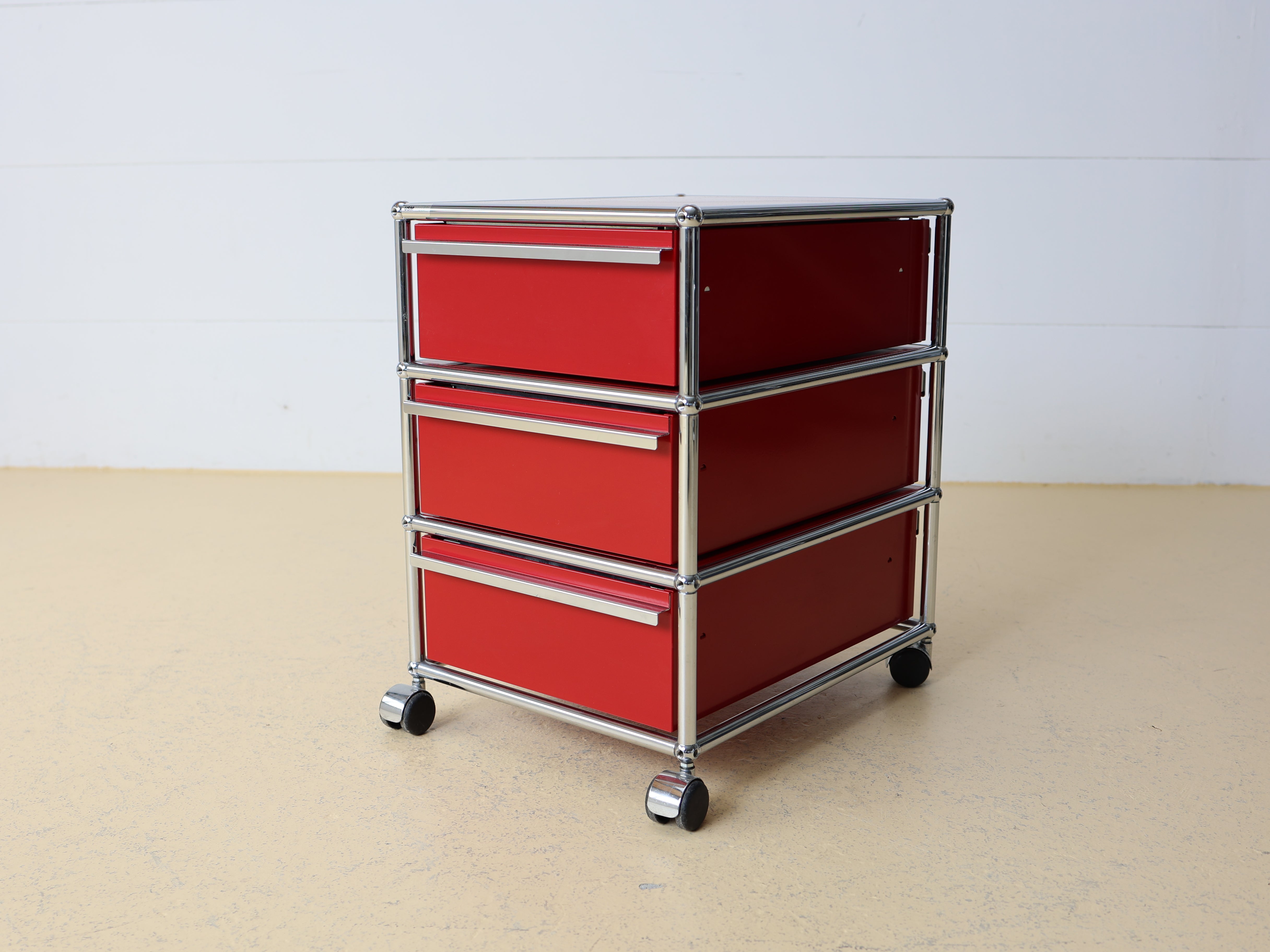 USM Haller Korpus Rubinrot auf Rollen