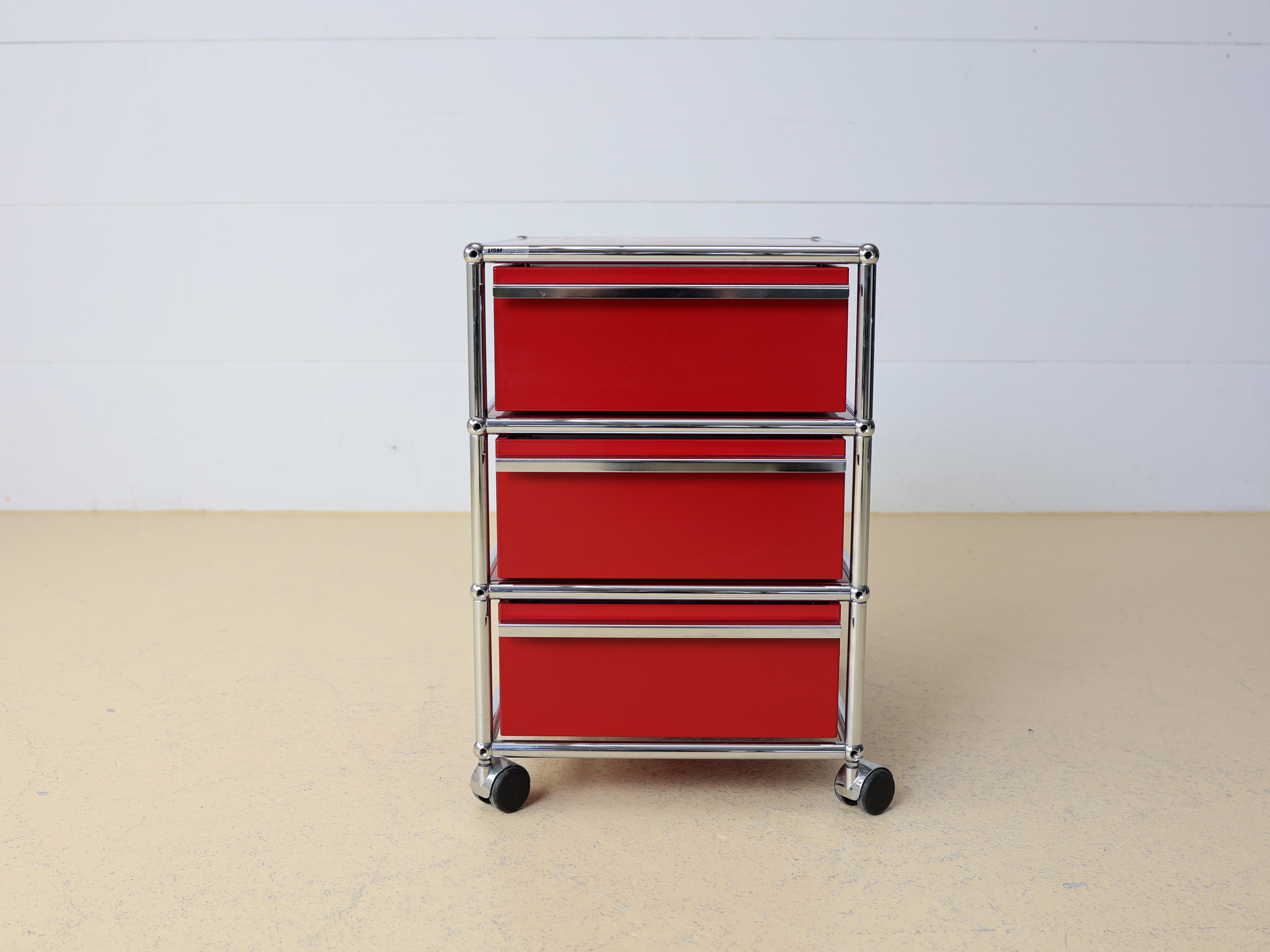 USM Haller Korpus Rubinrot auf Rollen