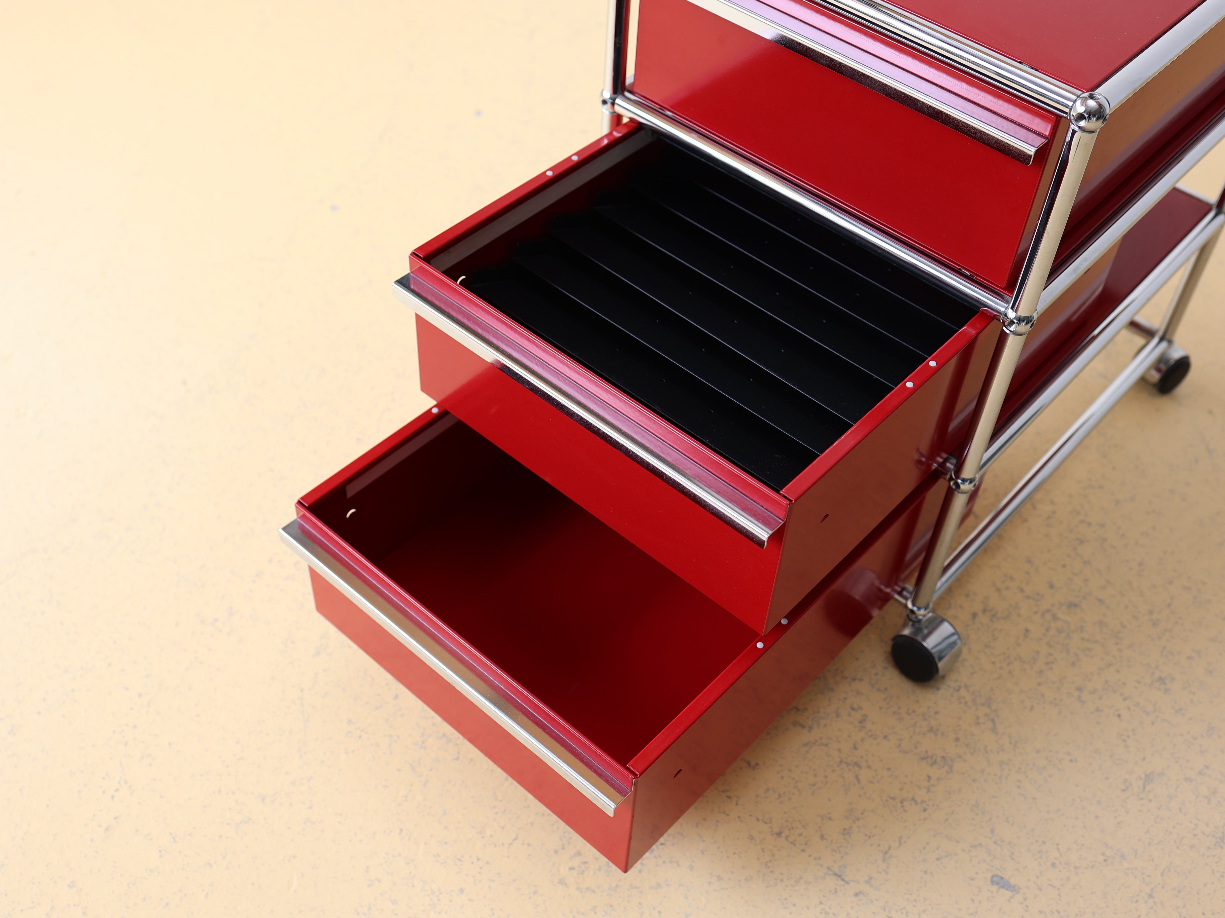 USM Haller Korpus Rubinrot auf Rollen