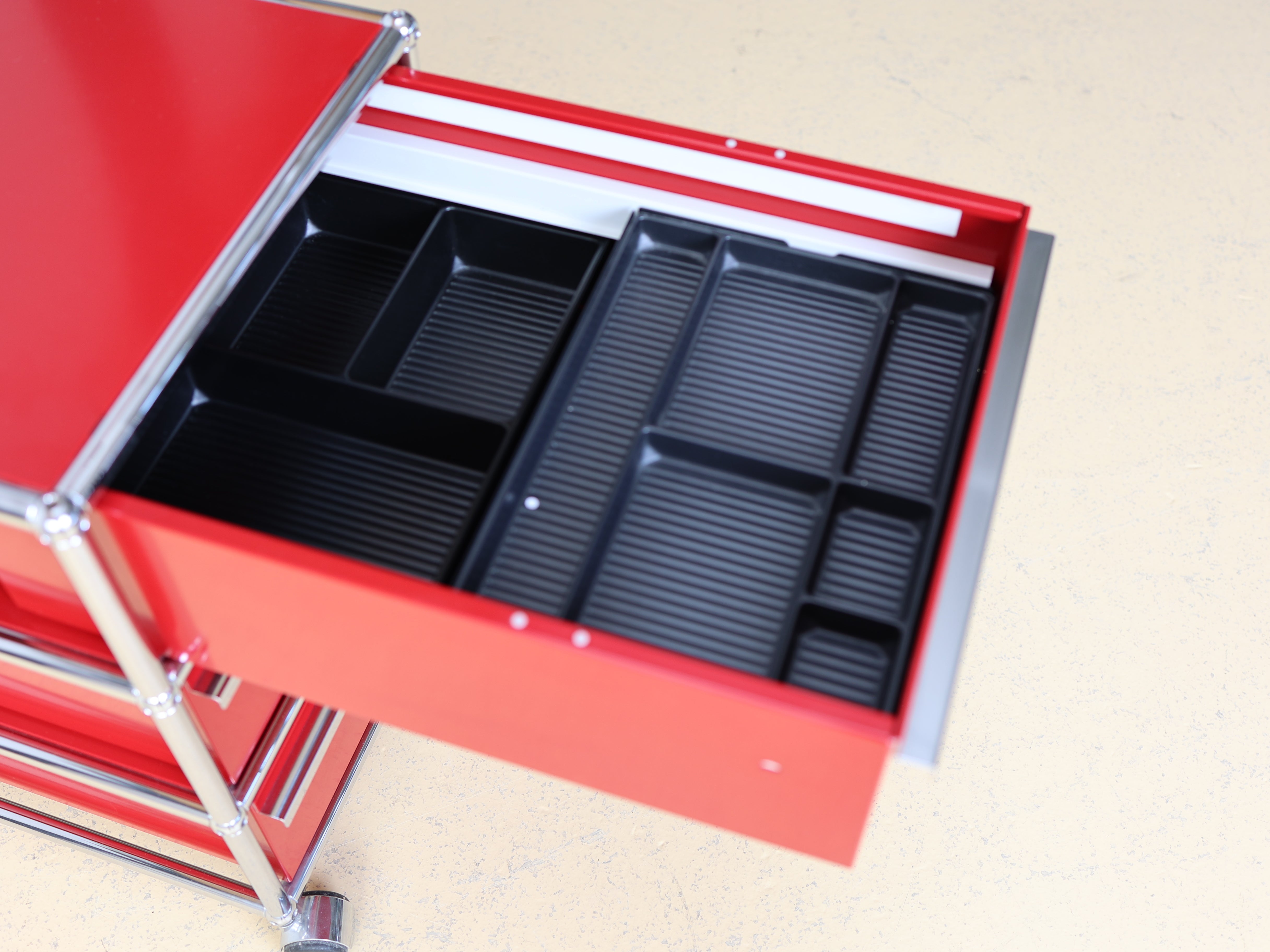 USM Haller Korpus Rubinrot auf Rollen