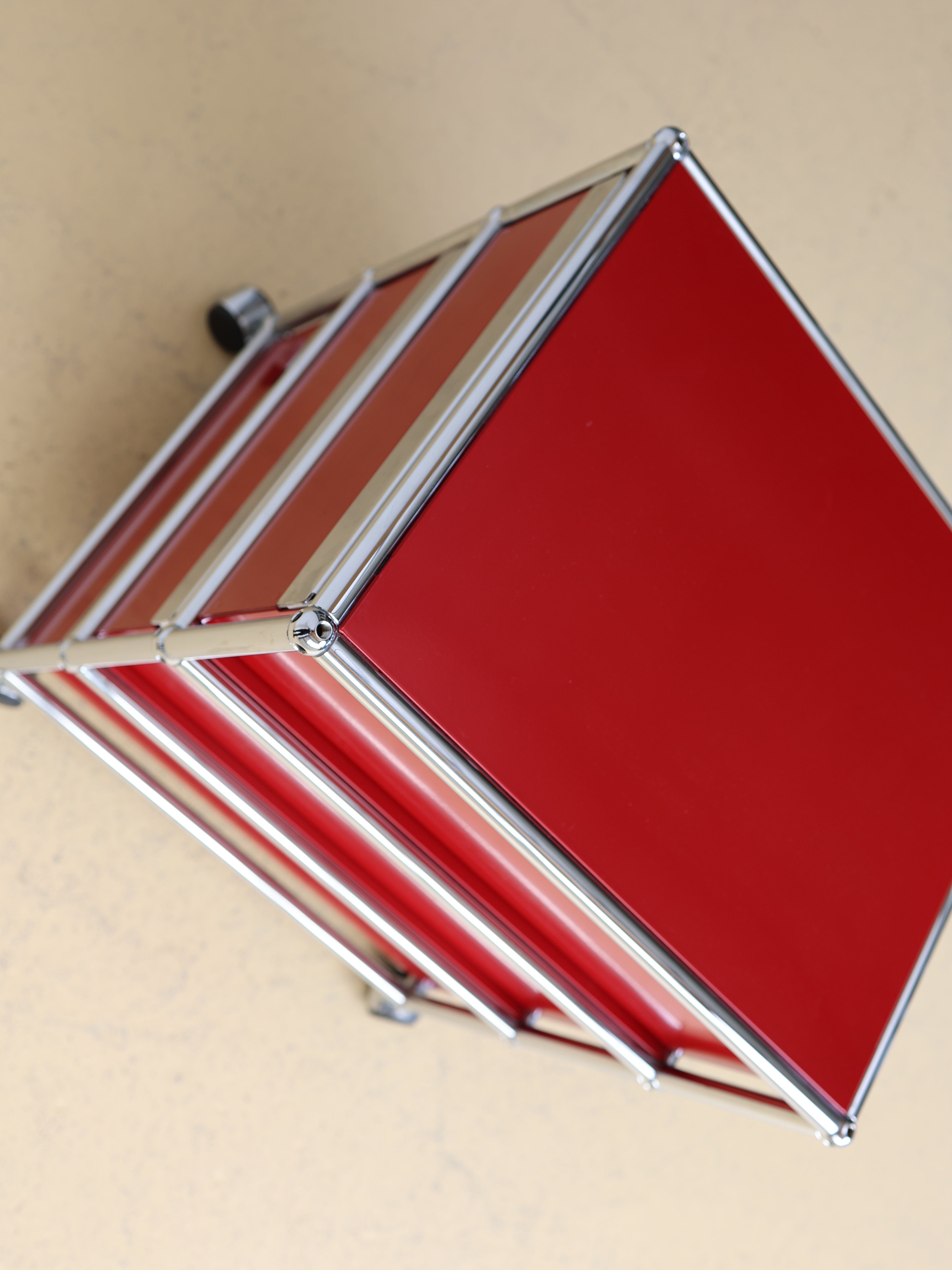 USM Haller Korpus Rubinrot auf Rollen