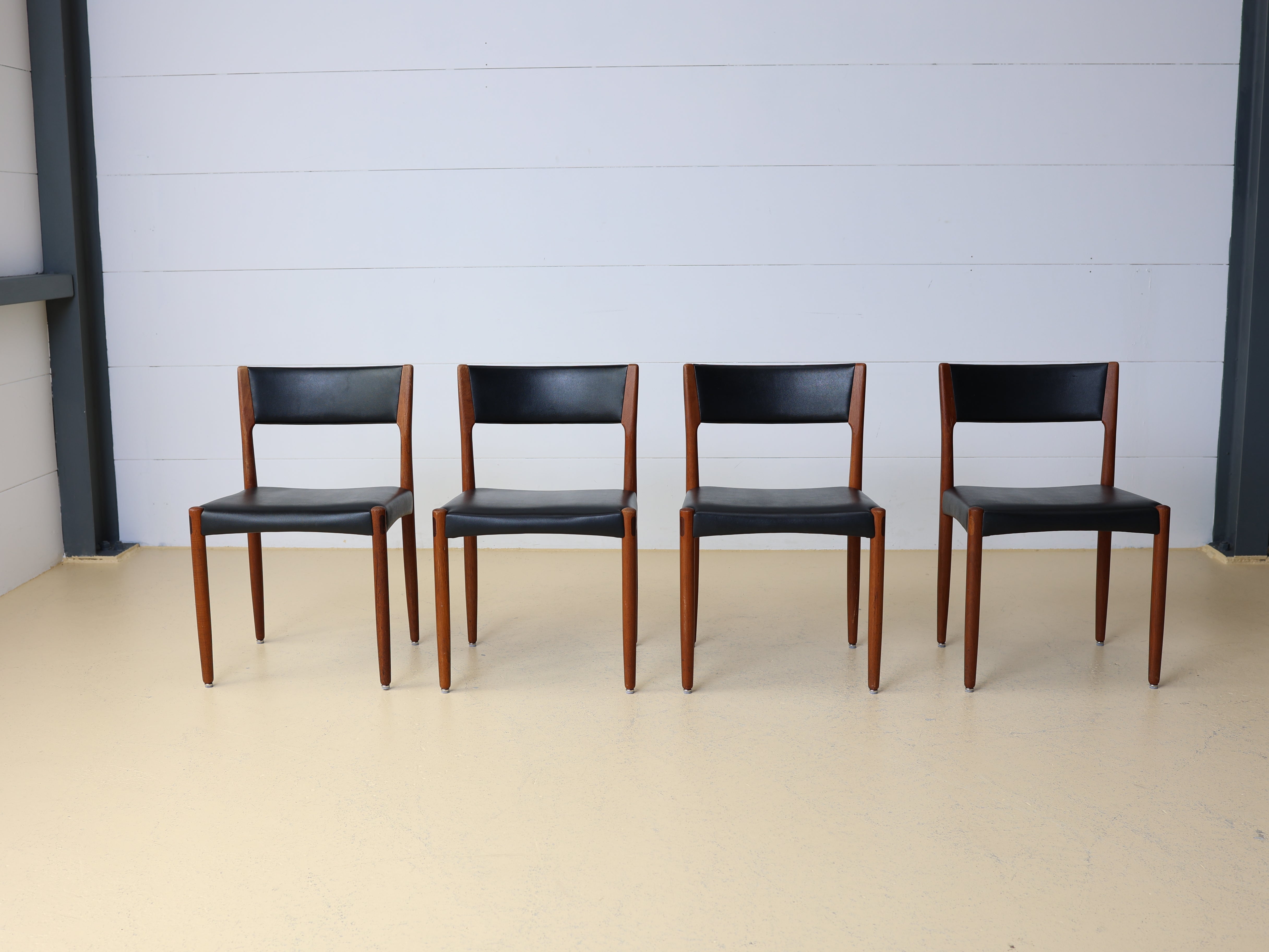 Dänische Vintage-Esszimmerstühle von Harry Oste